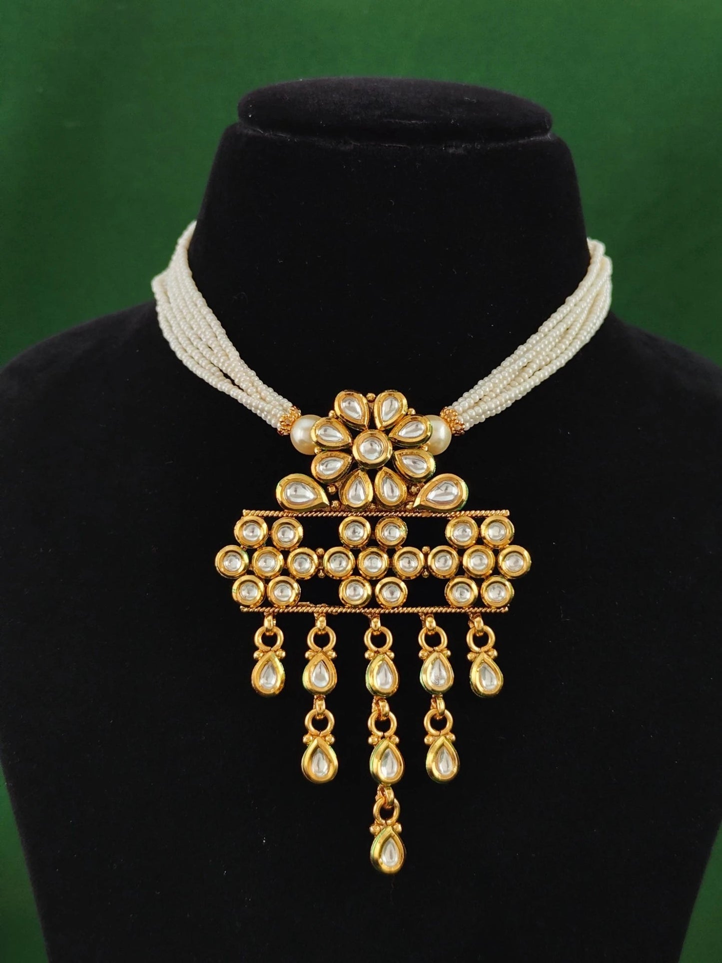Kiya Kundan Pendent Set