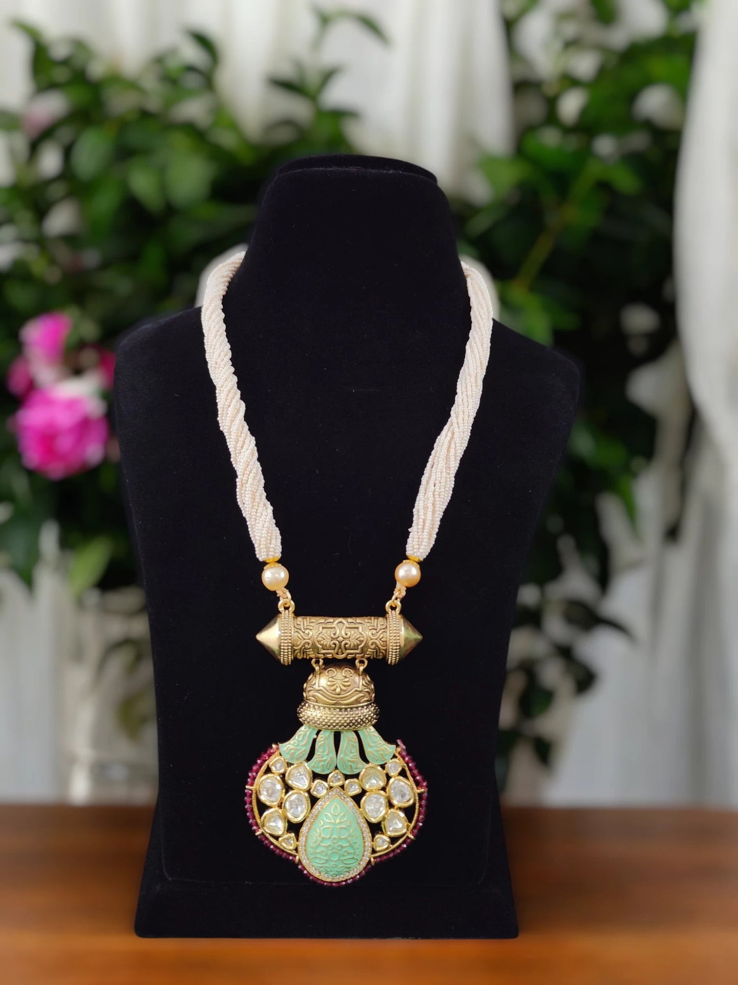 Kirtana Kundan Pendent Set