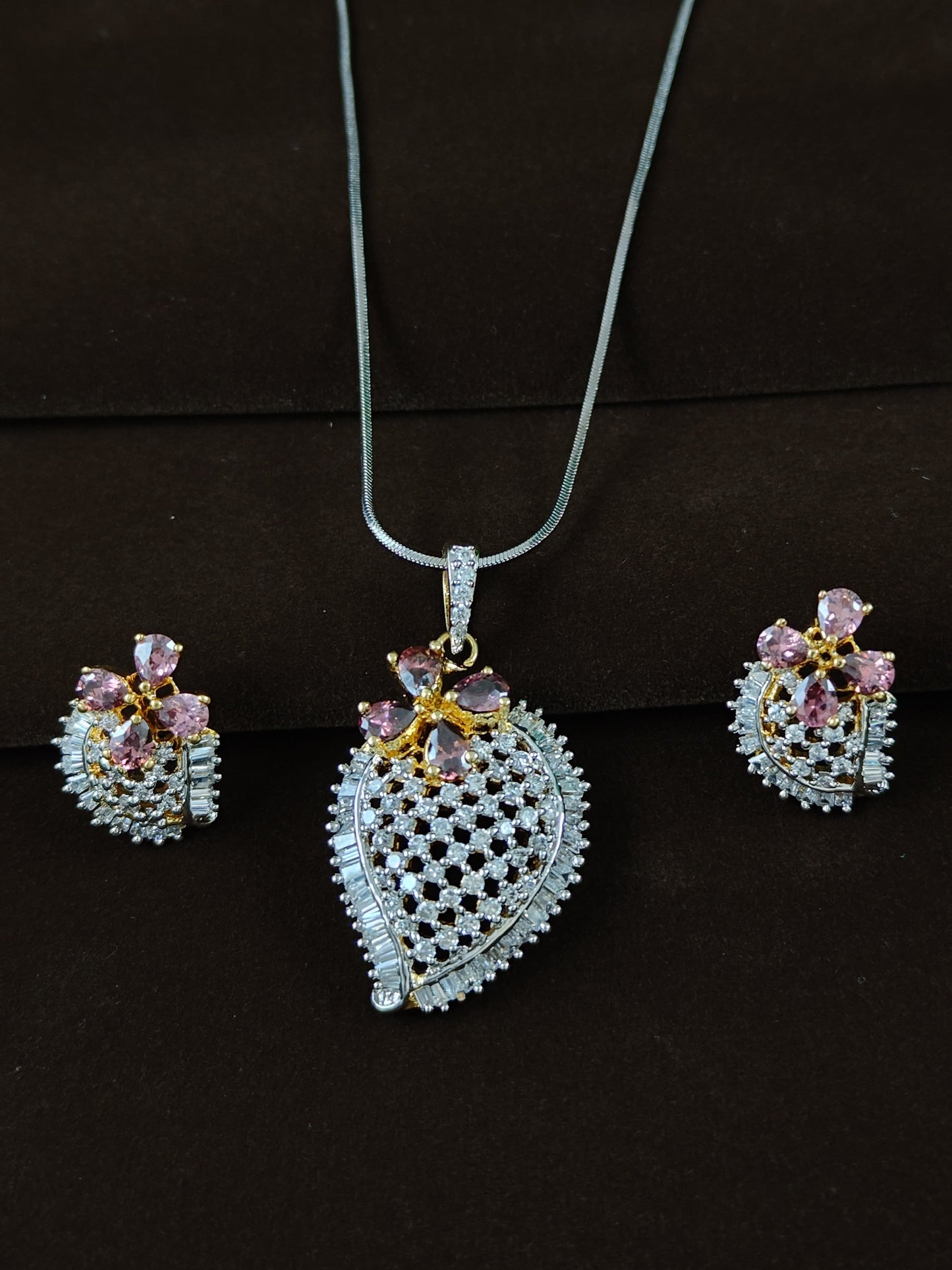 Aarini DC Pendent Set