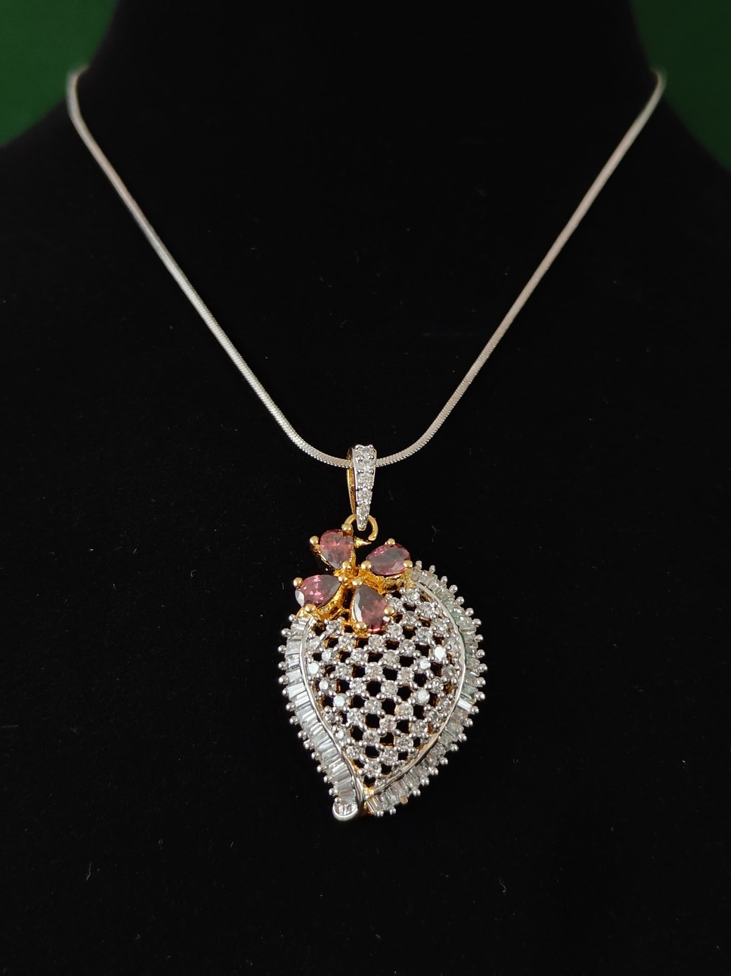 Aarini DC Pendent Set