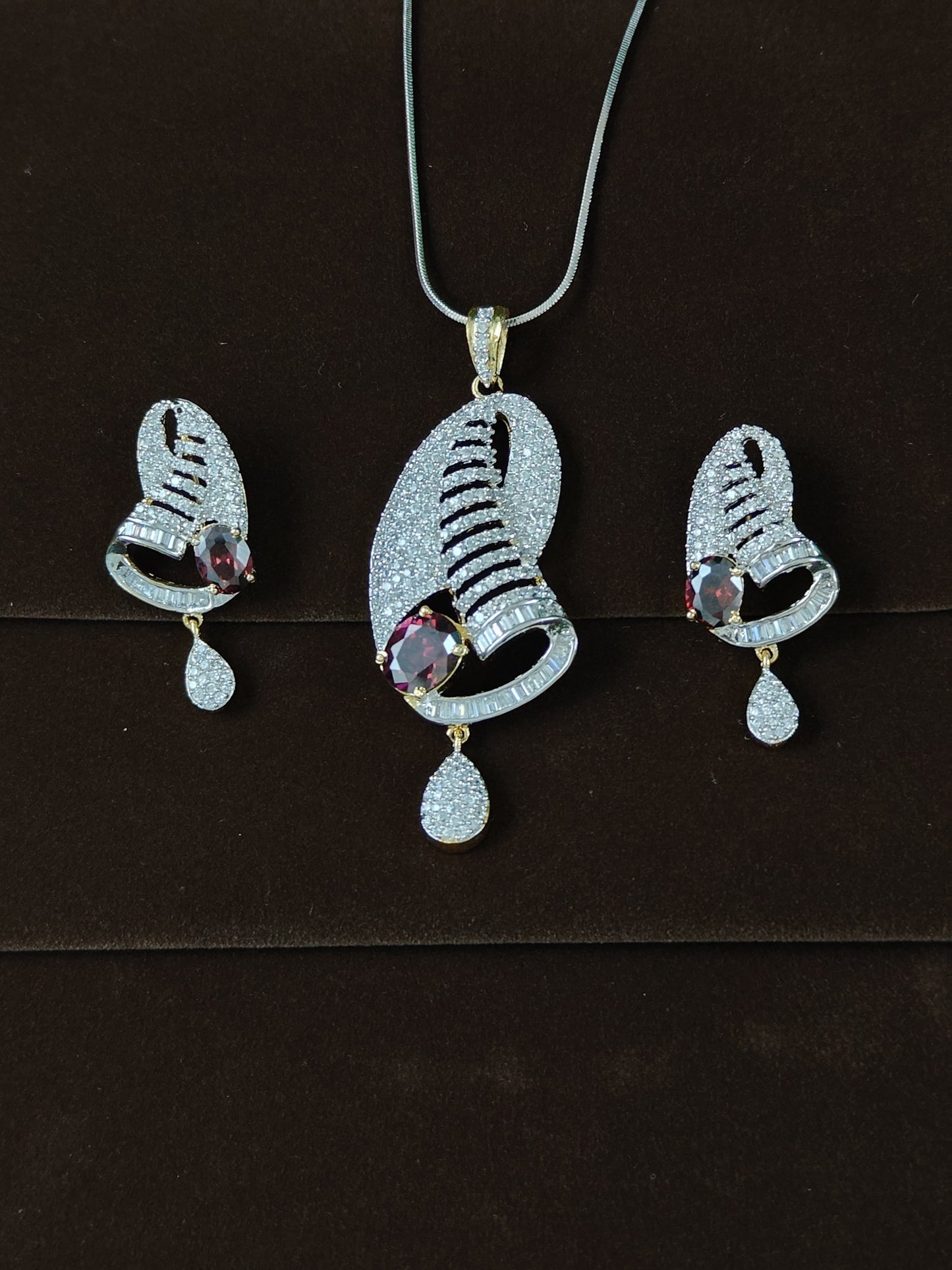 Anvika DC Pendent Set