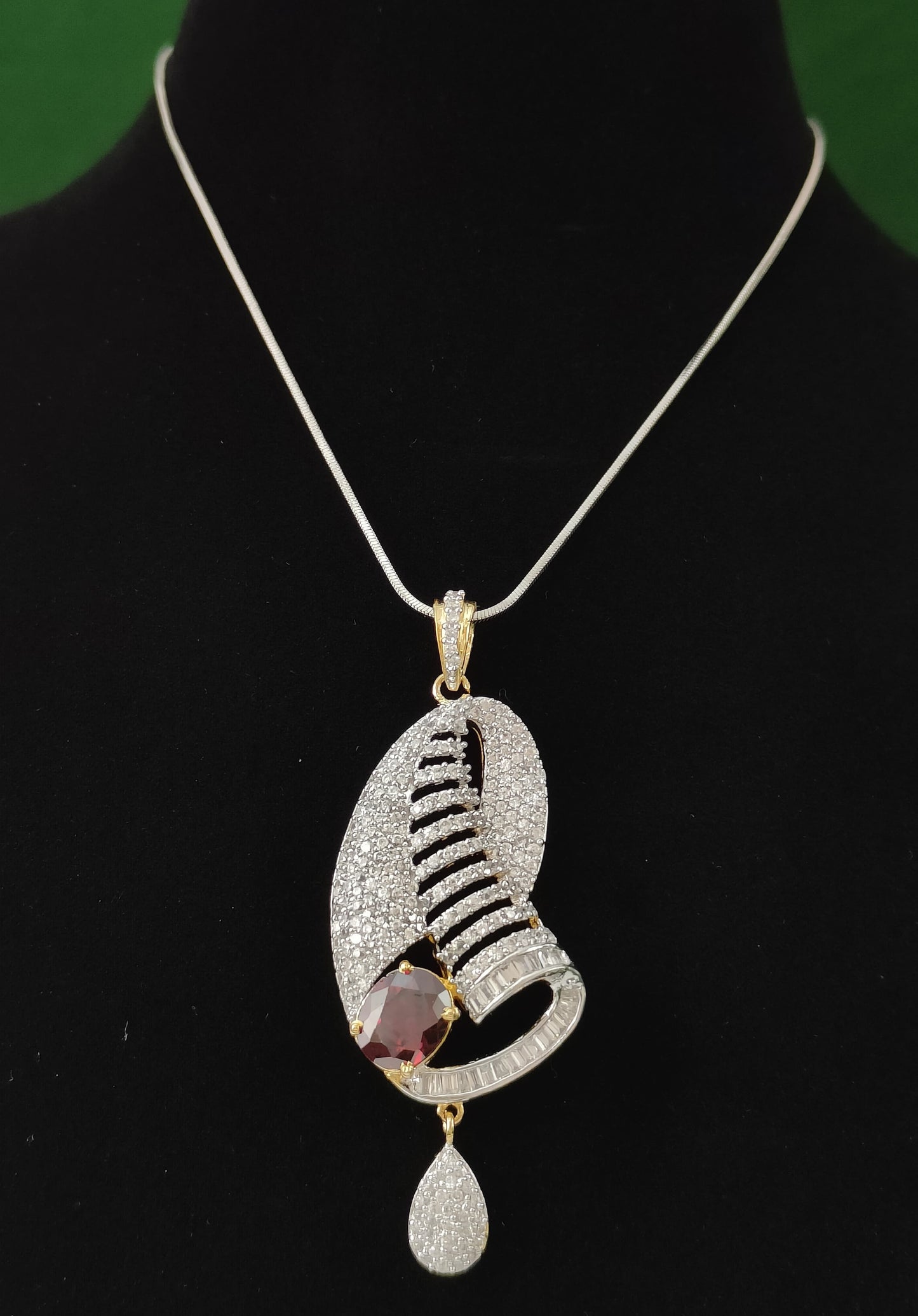 Anvika DC Pendent Set