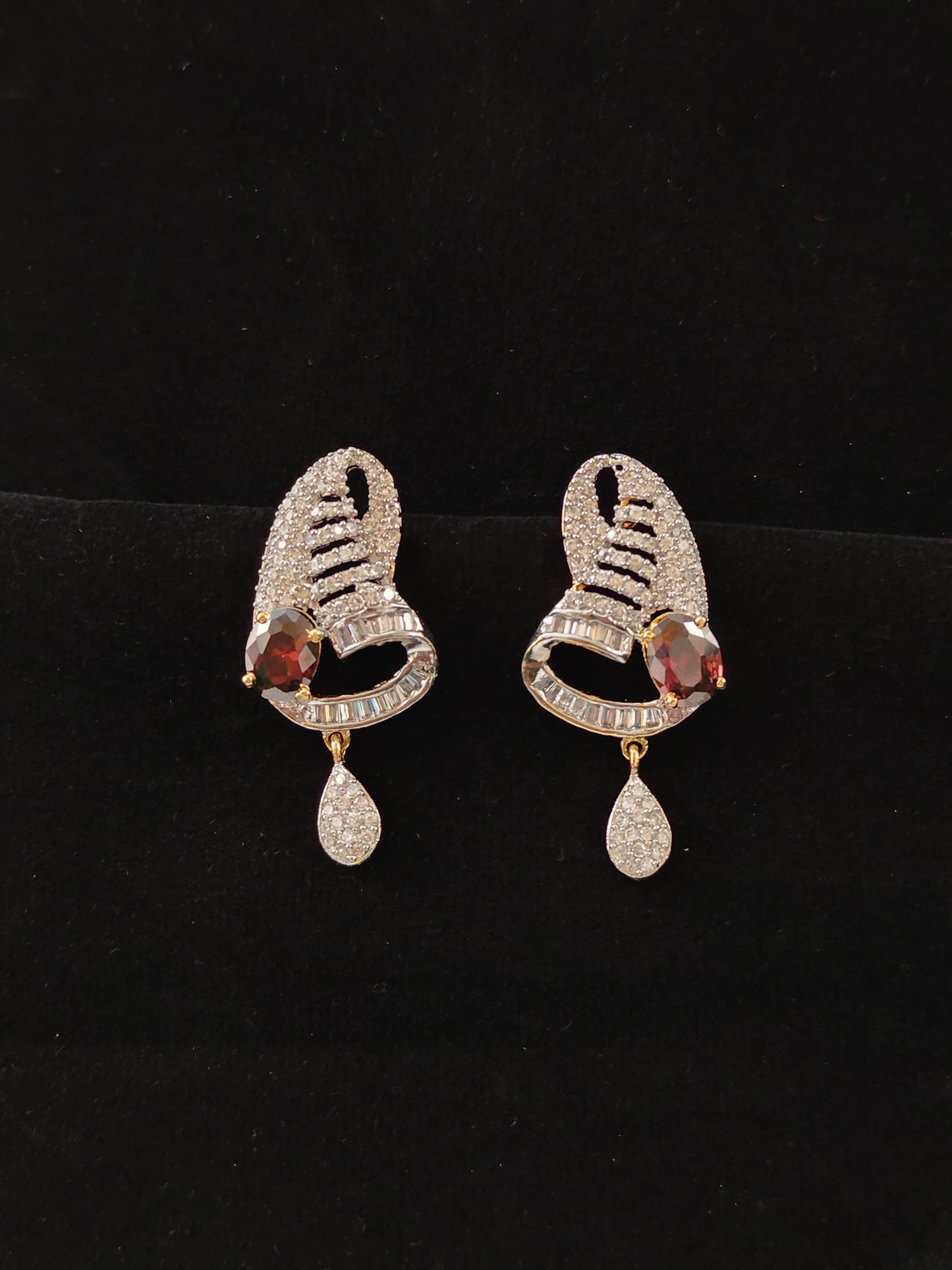 Anvika DC Pendent Set