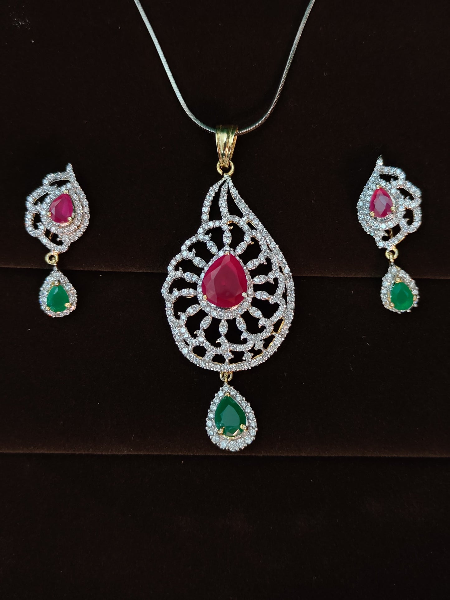 Samaira DC Pendent Set