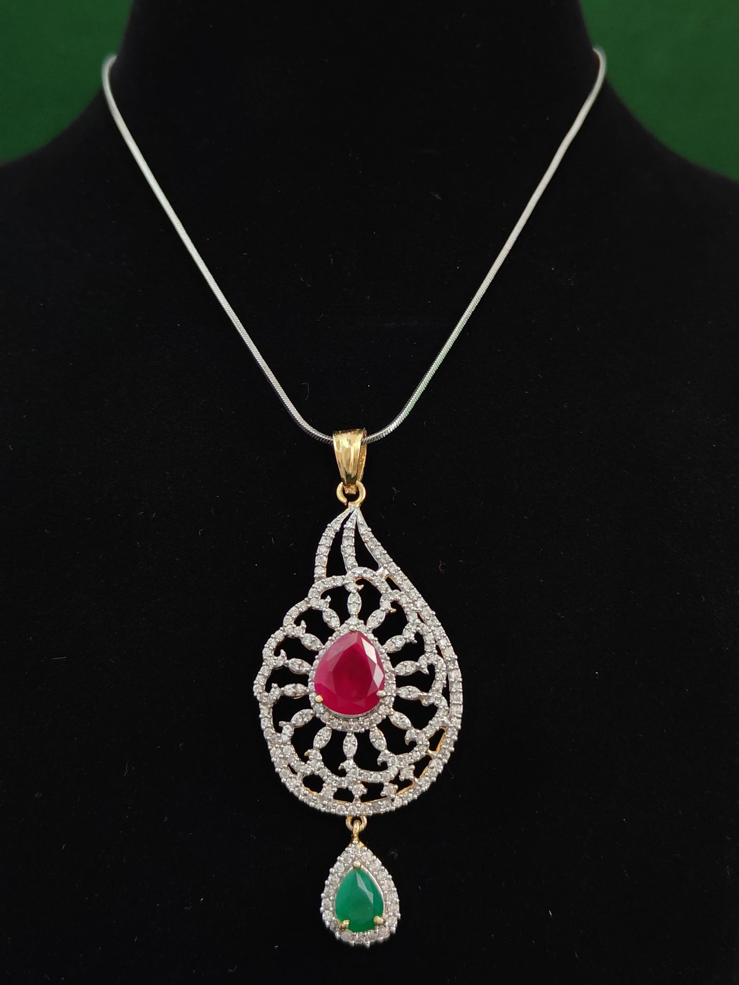 Samaira DC Pendent Set