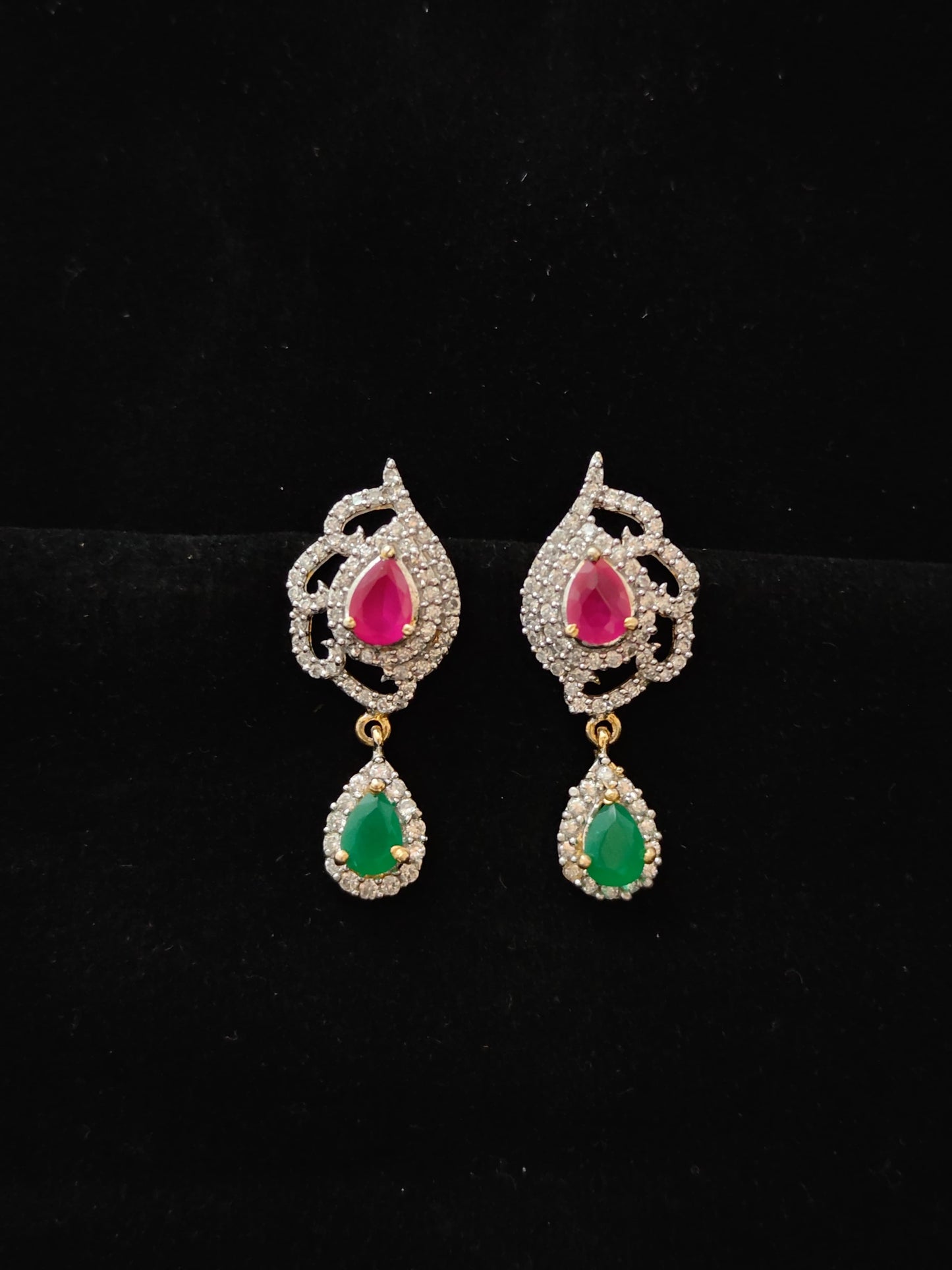 Samaira DC Pendent Set