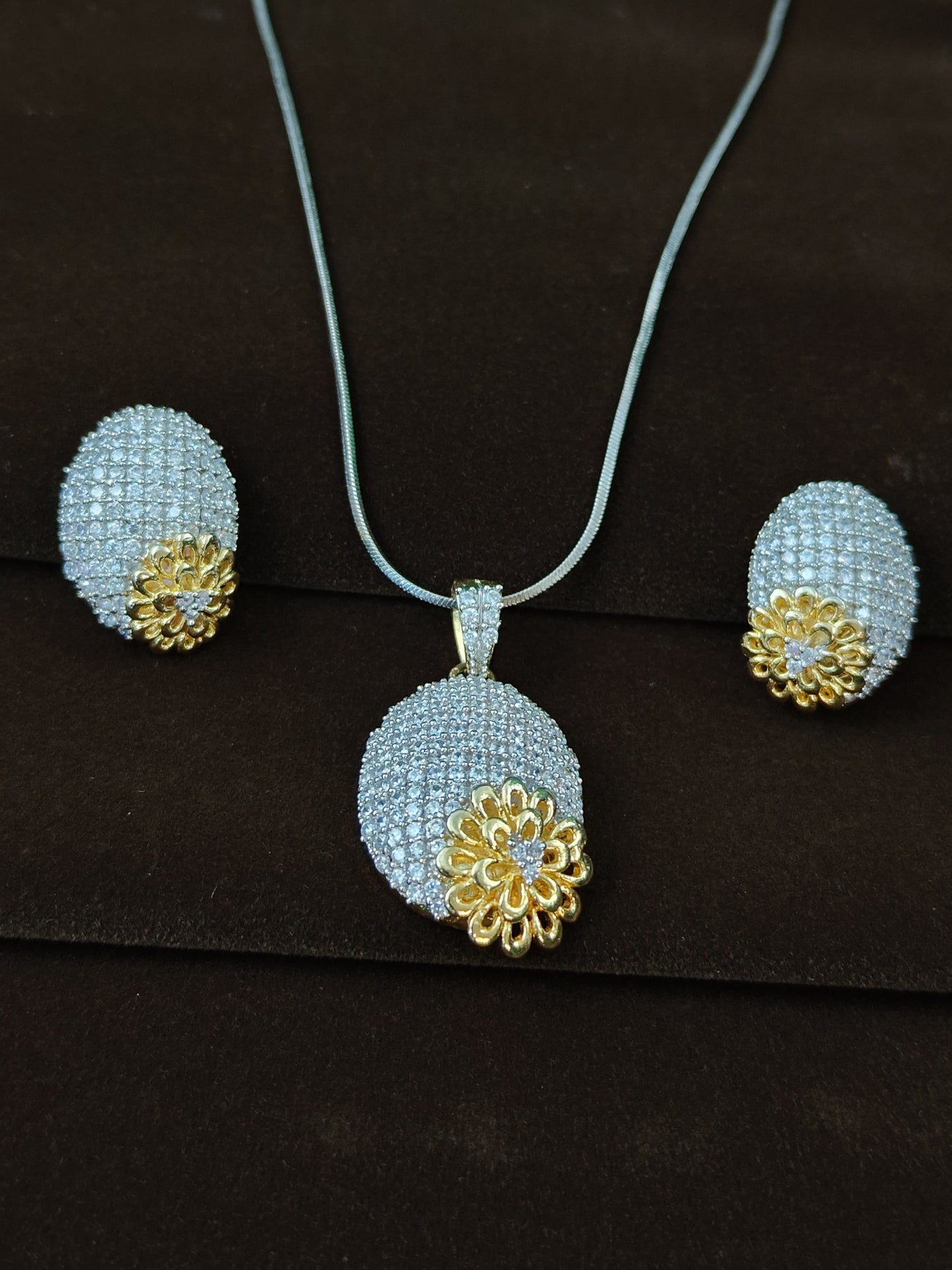 Kavisha DC Pendent Set