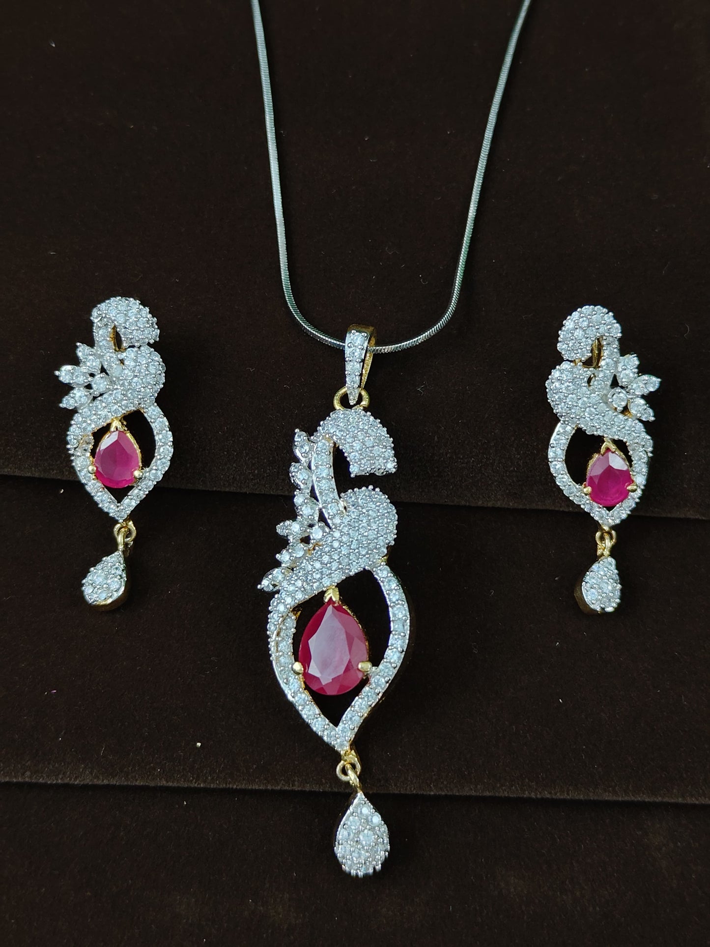 Eshita DC Pendent Set