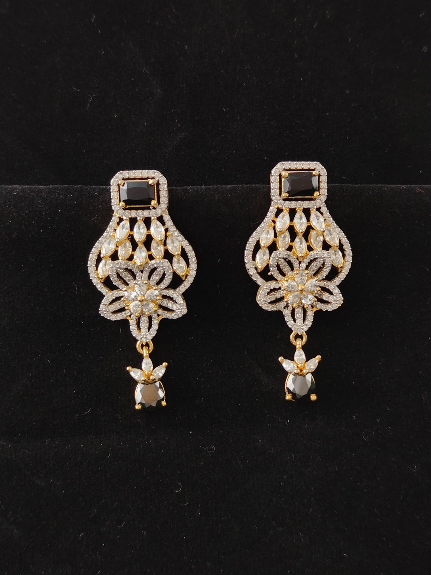 Ishana DC Pendent Set