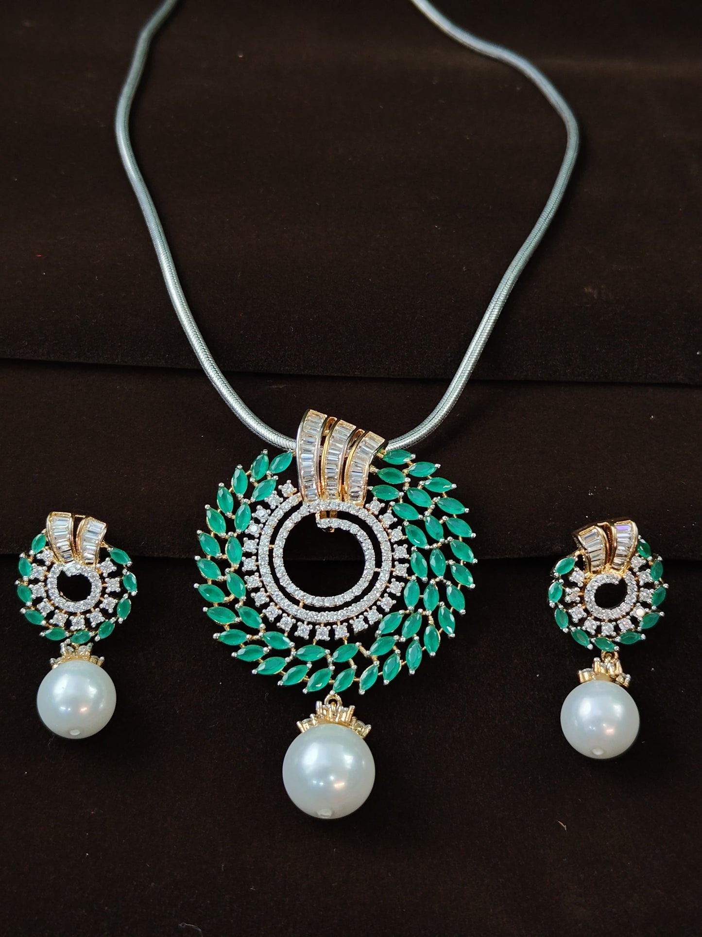 Sampriti DC Pendent Set