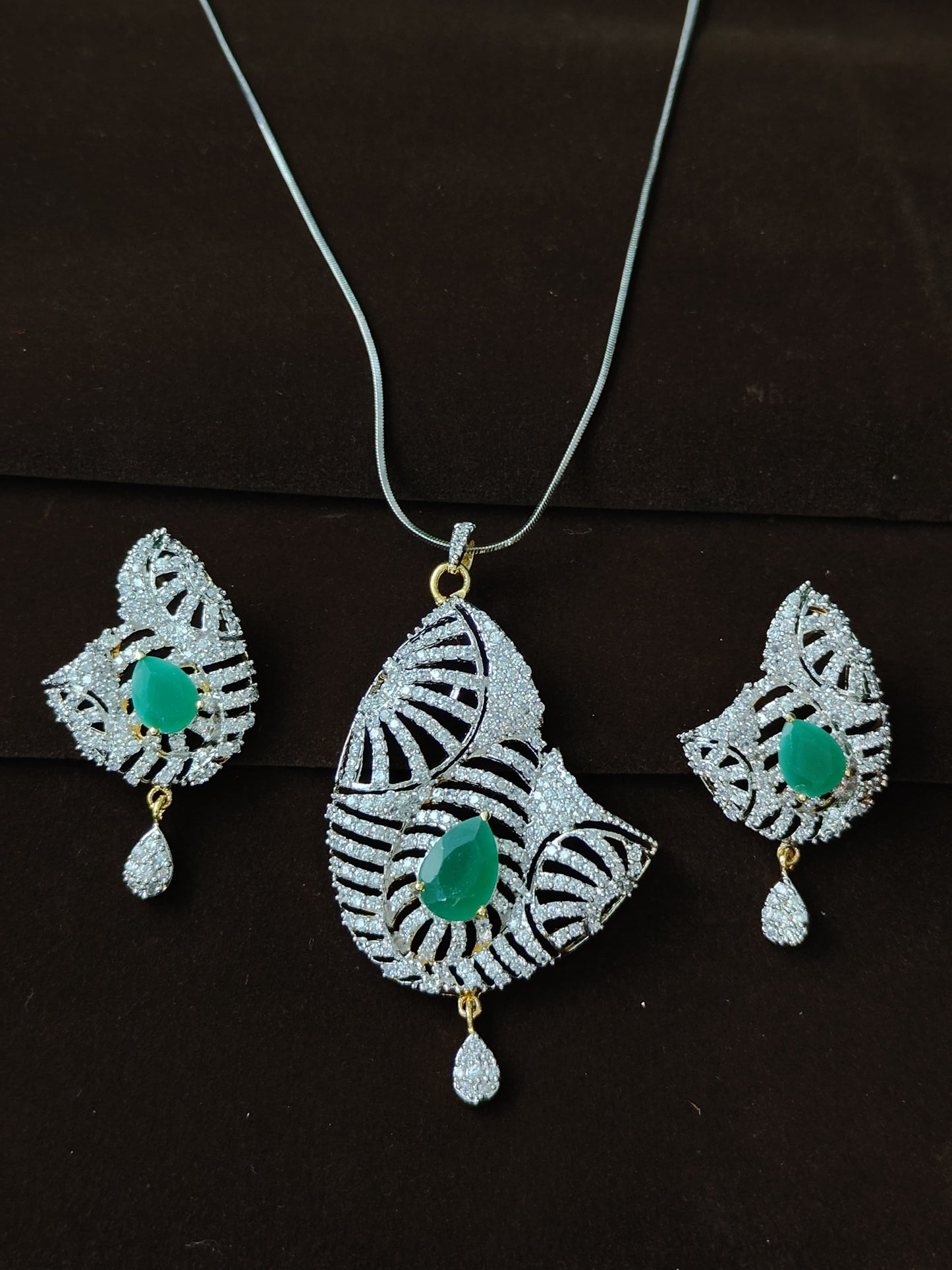 Yashasvi DC Pendent Set