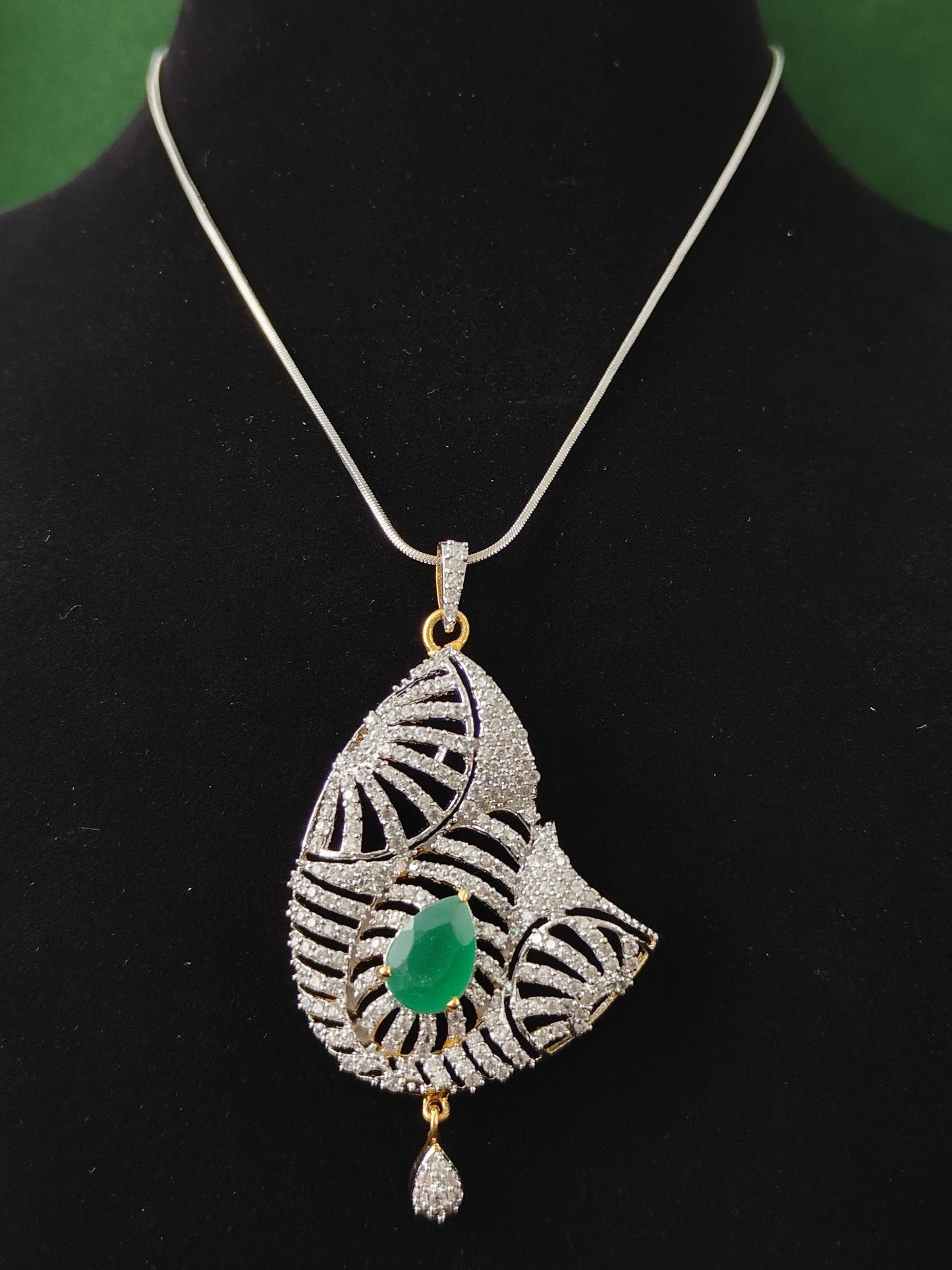 Yashasvi DC Pendent Set