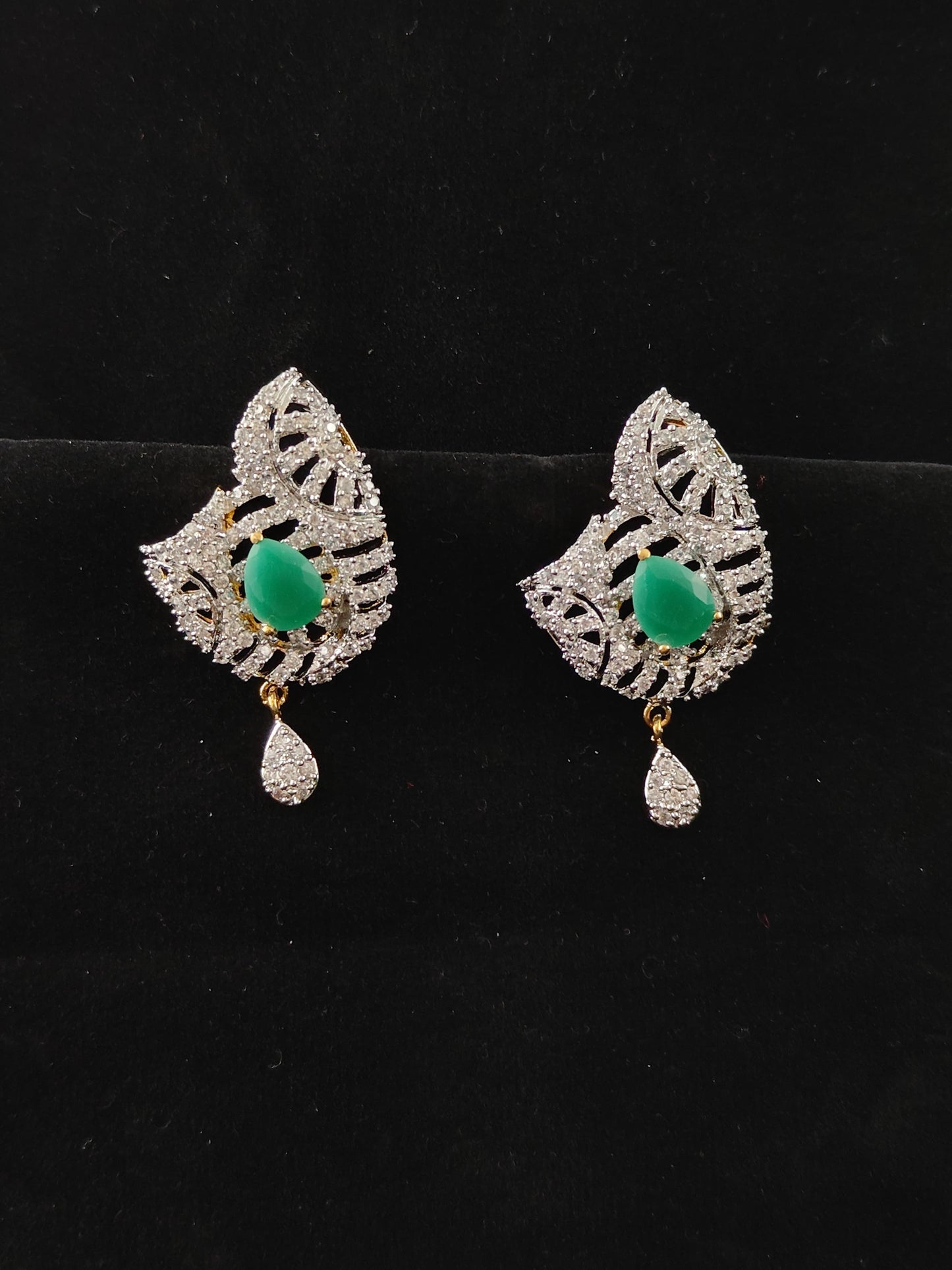 Yashasvi DC Pendent Set