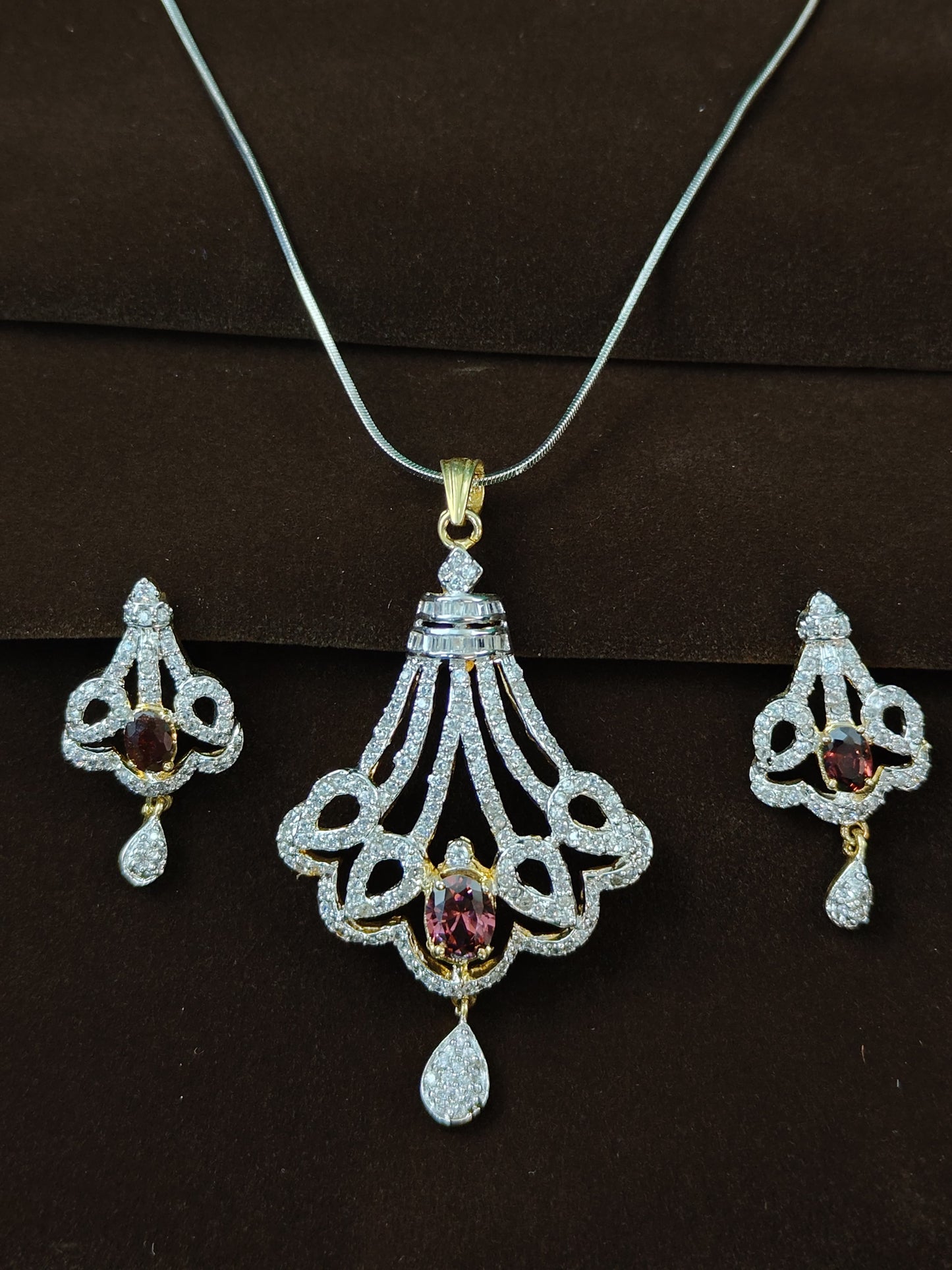 Srishti DC Pendent Set