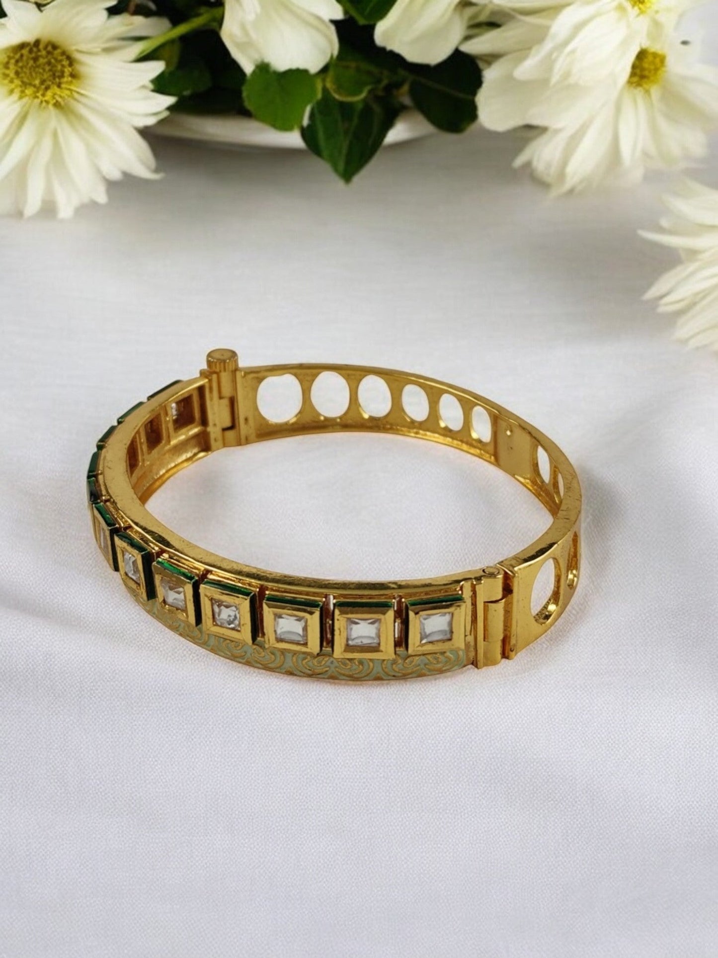 Sakshi Kundan Bracelet