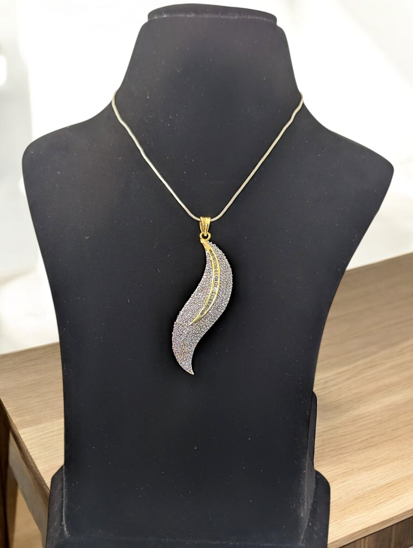 Anushka DC Pendent Set