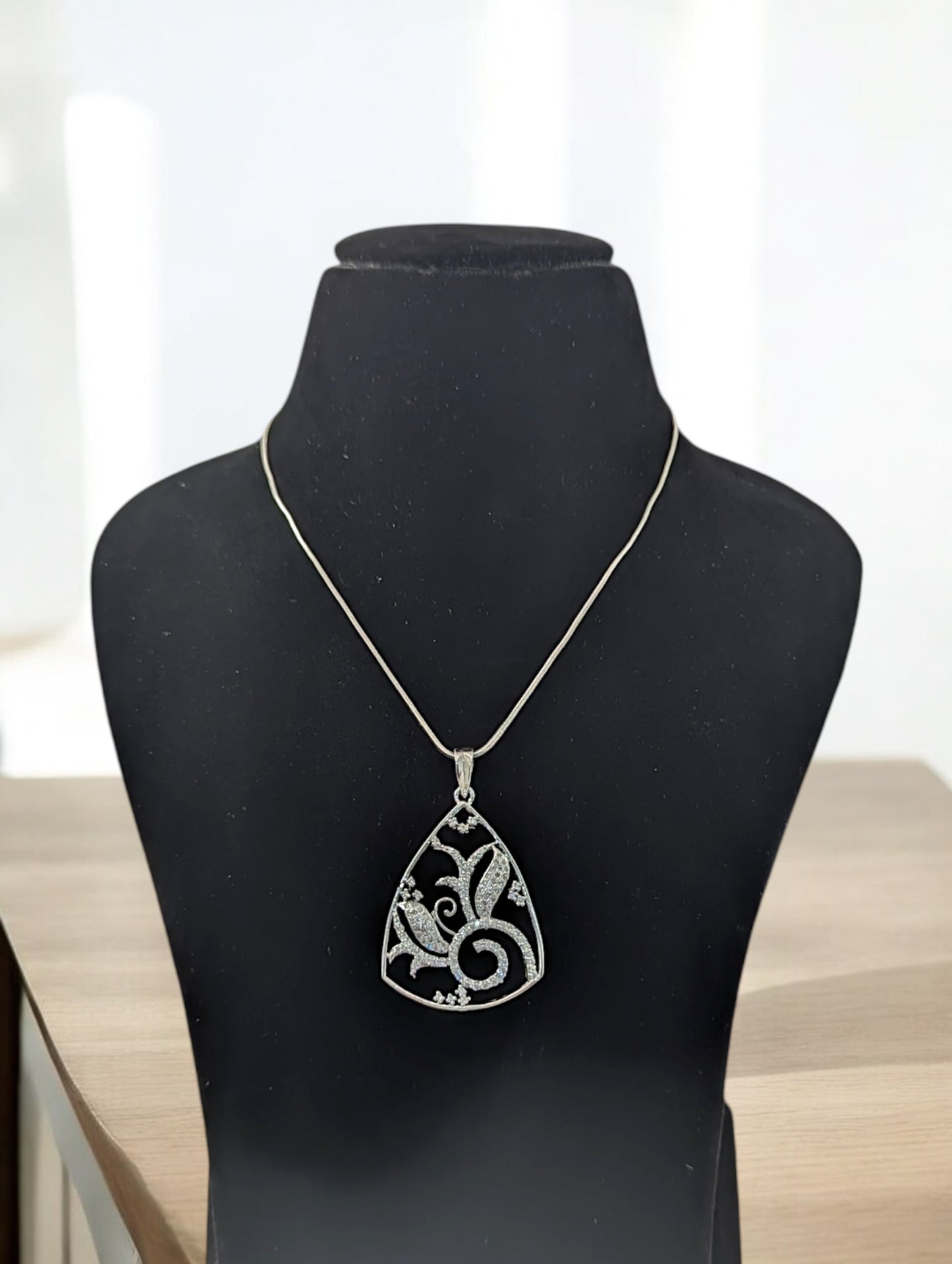 Shikha DC Pendent Set