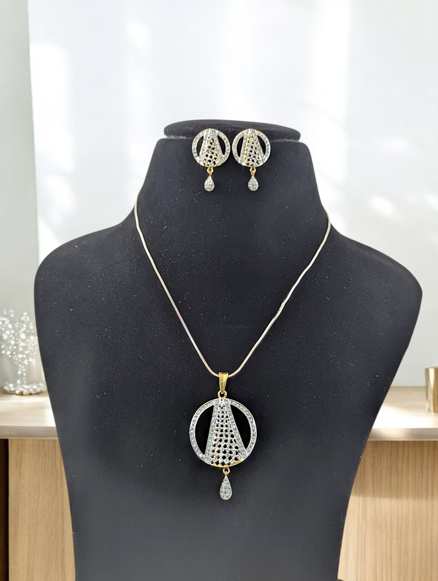 Himani DC Pendent Set