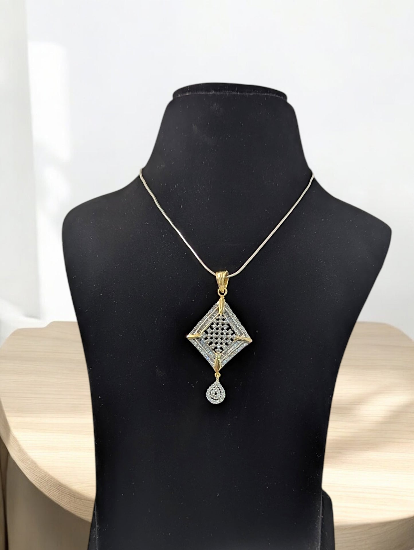 Kanika DC Pendent Set