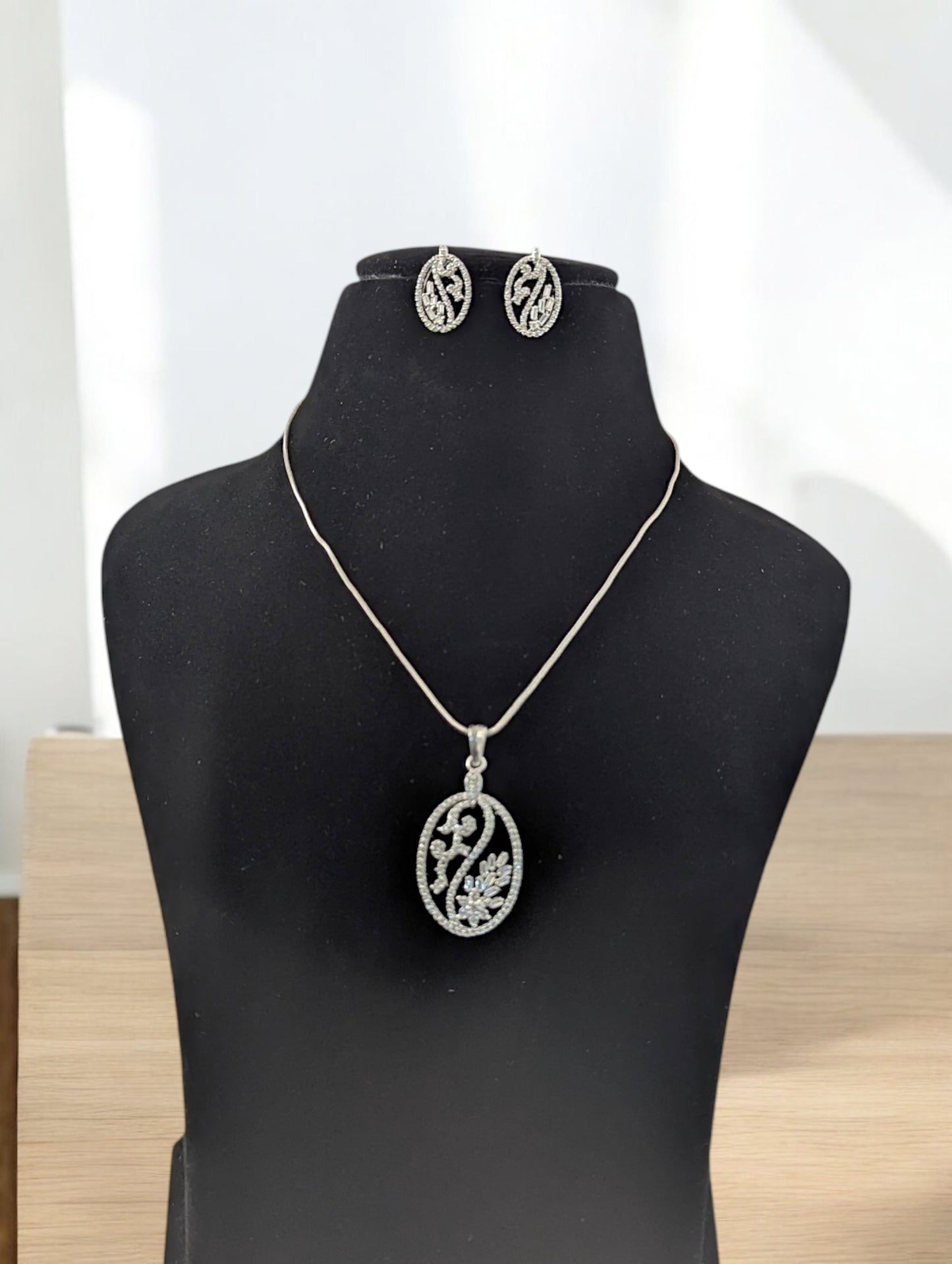 Anshika DC Pendent Set