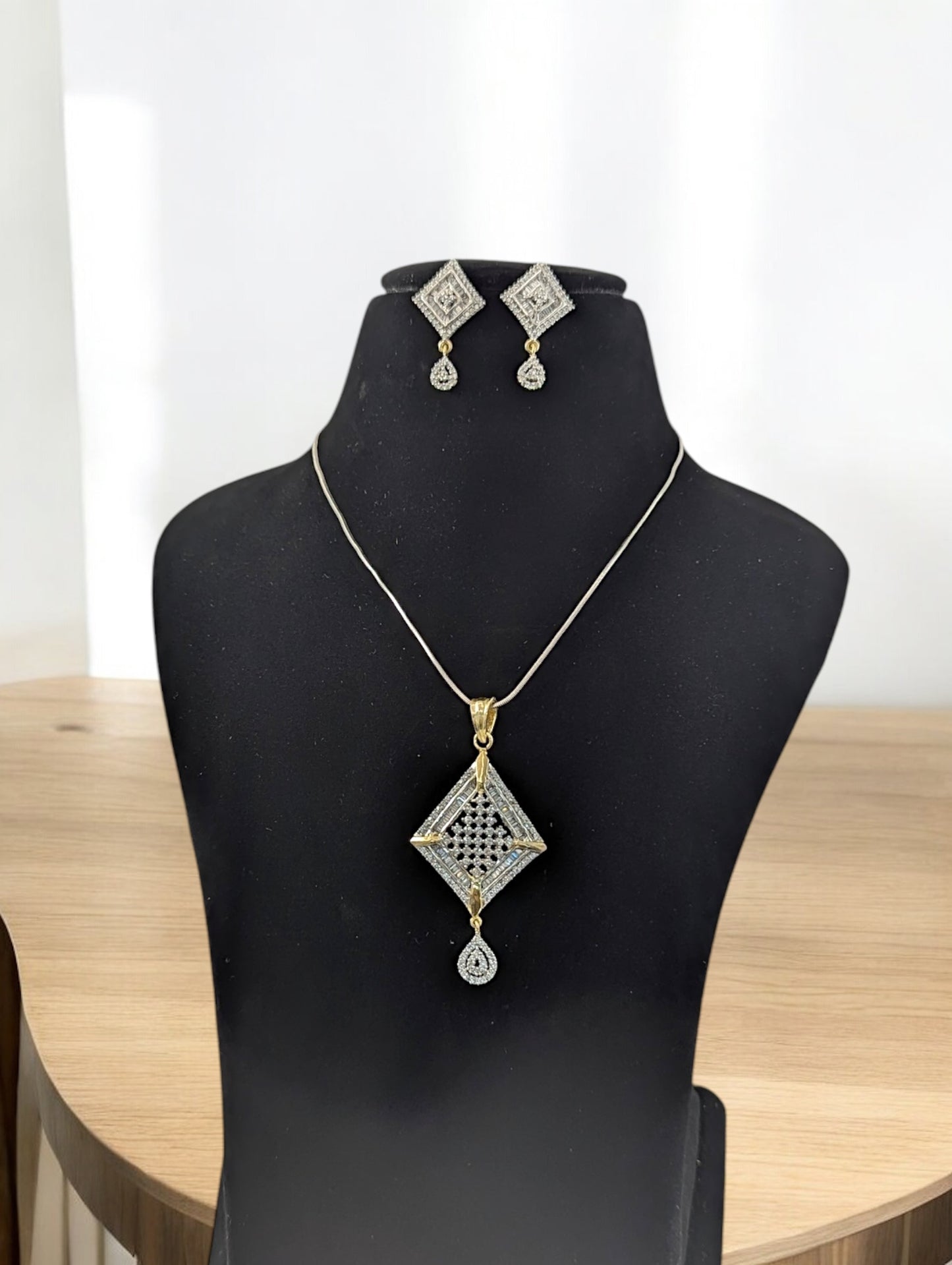 Kanika DC Pendent Set