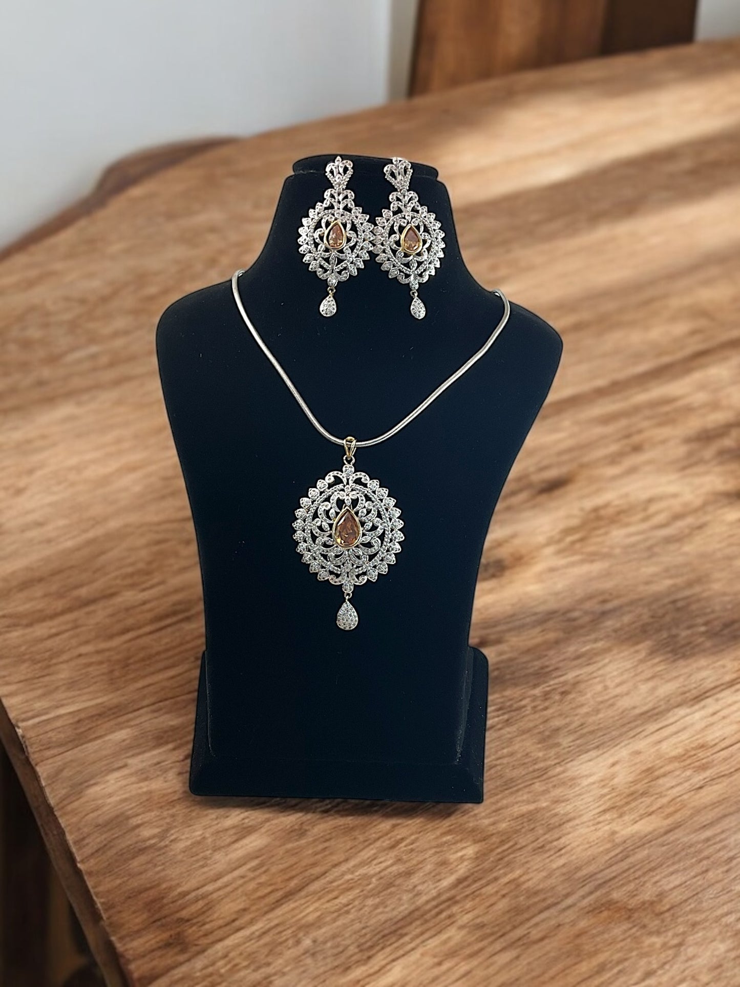 Charvi DC Pendent Set