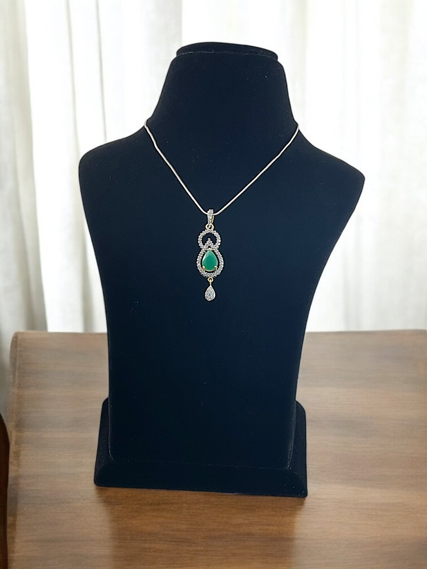 Smriti DC Pendent Set