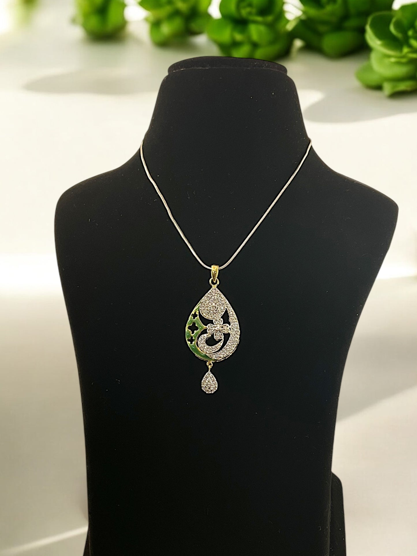 Taranjeet DC Pendent Set