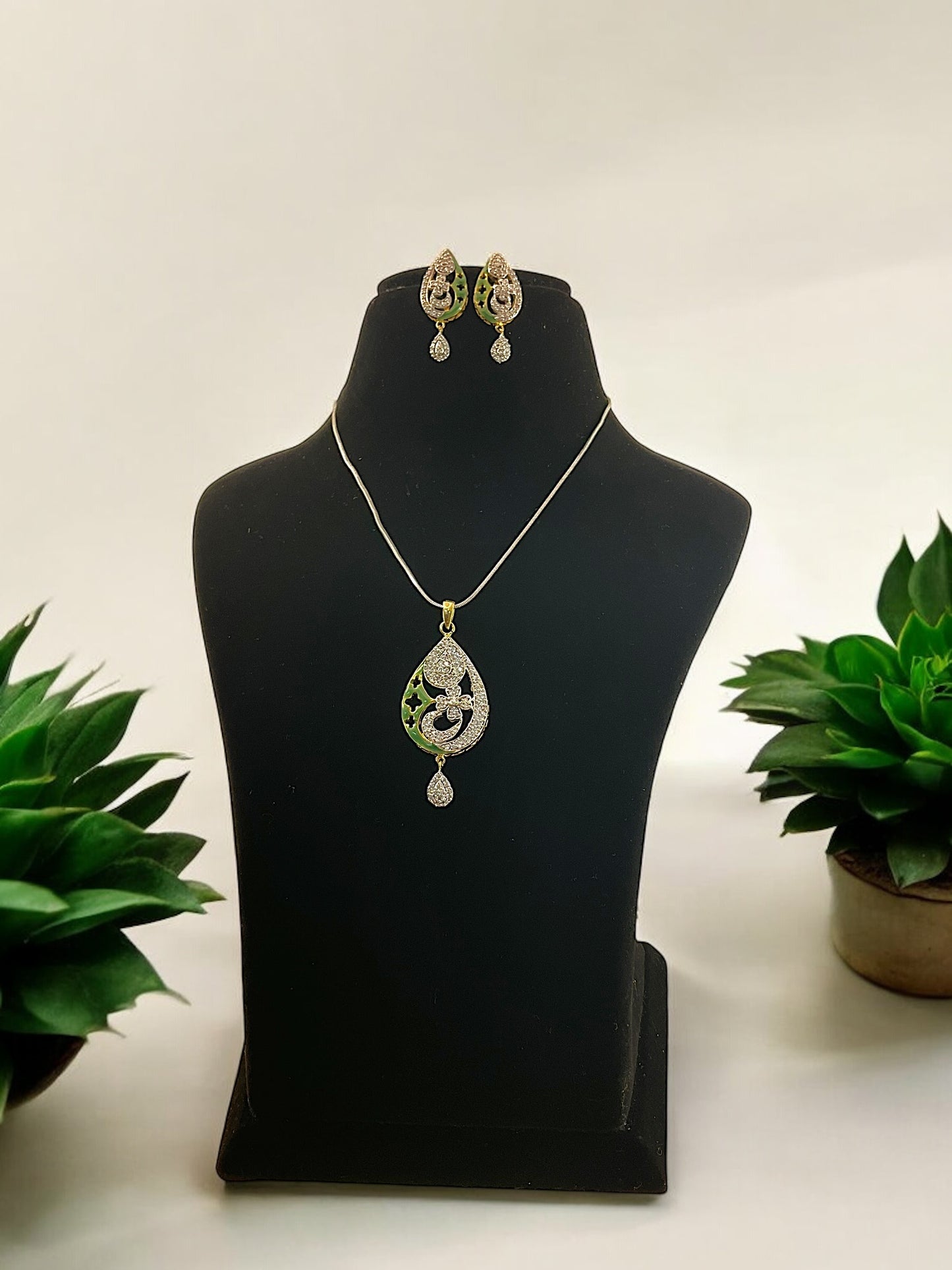 Taranjeet DC Pendent Set