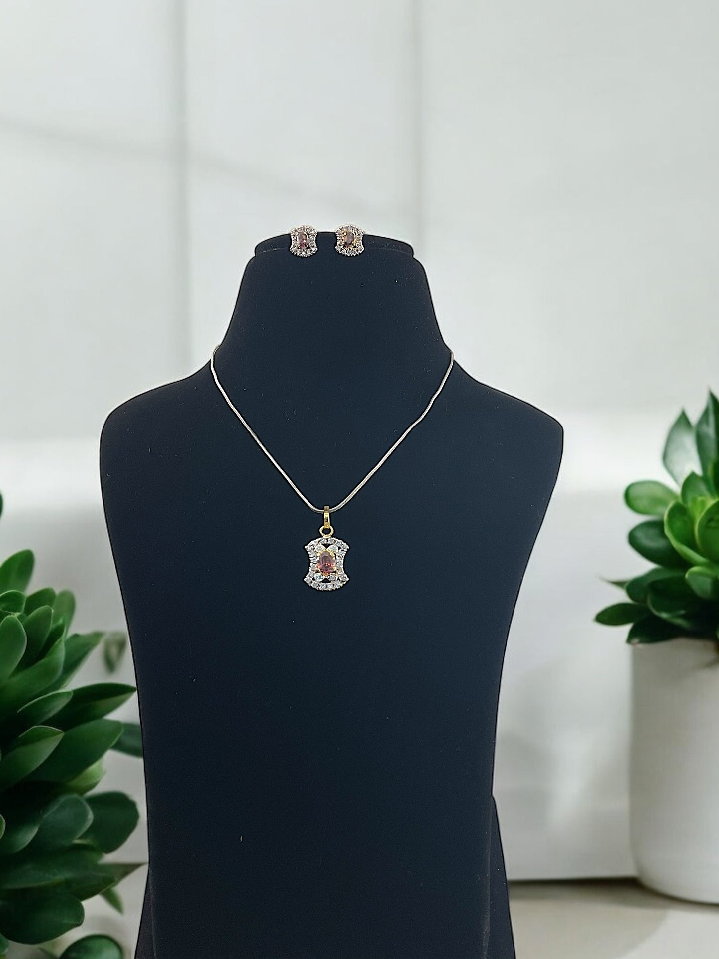 Ishita DC Pendent Set