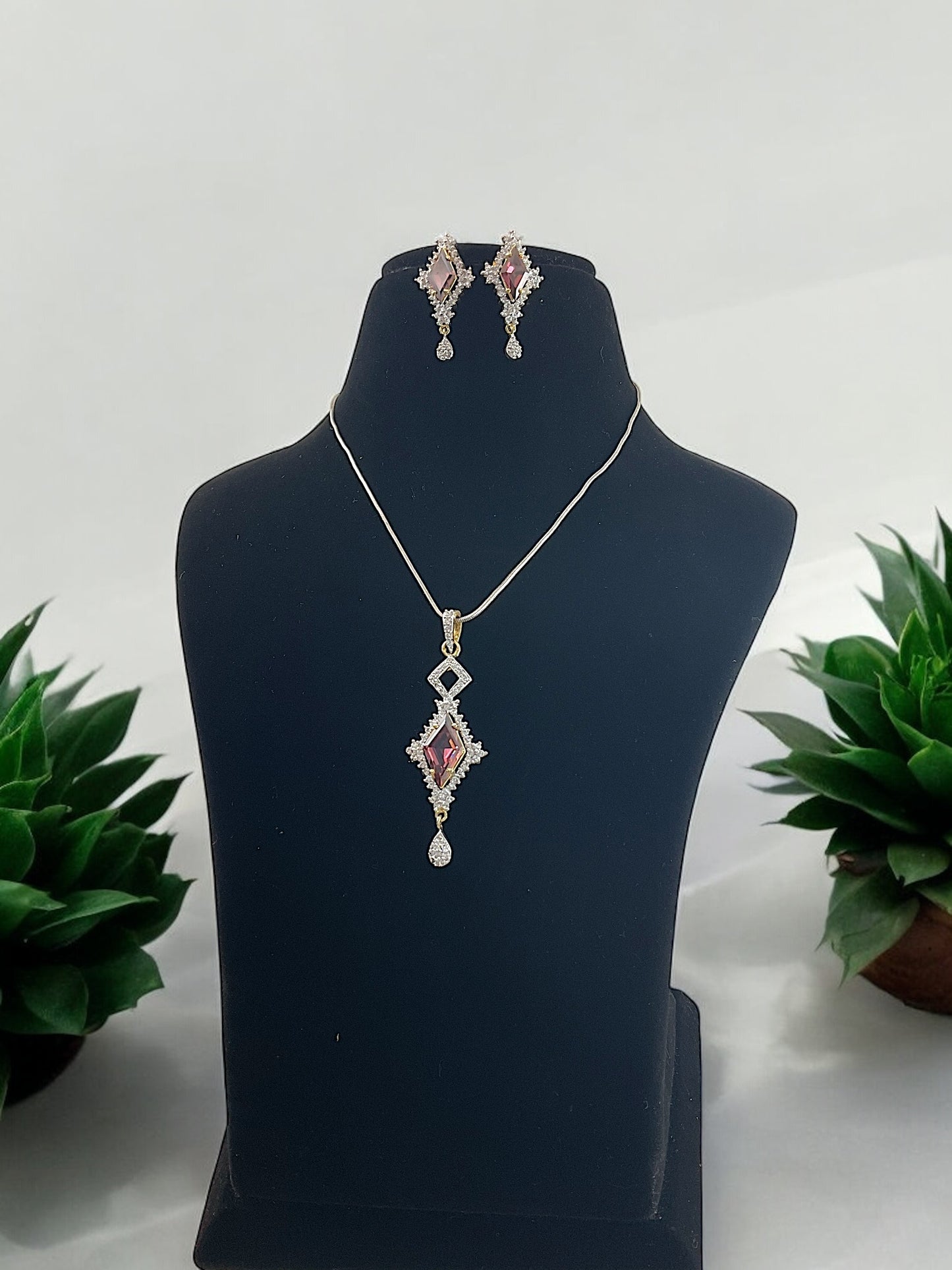 Nitya DC Pendent Set