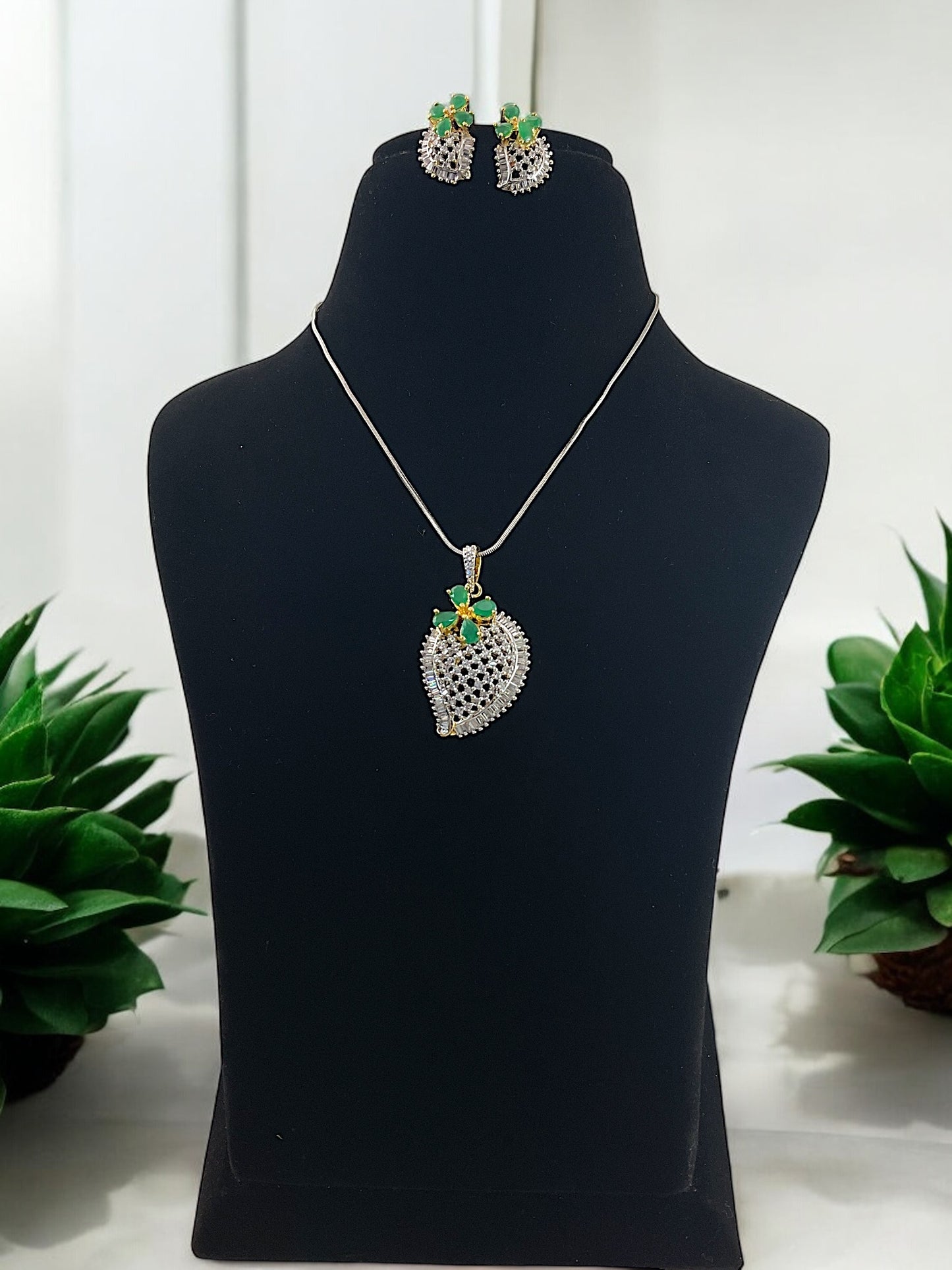 Kaisha DC Pendent Set