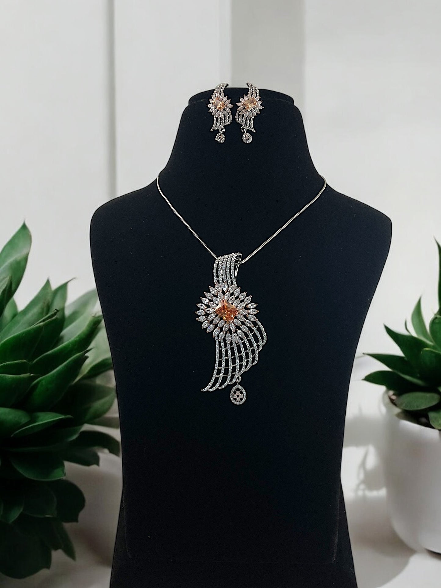Tanvi DC Pendent Set