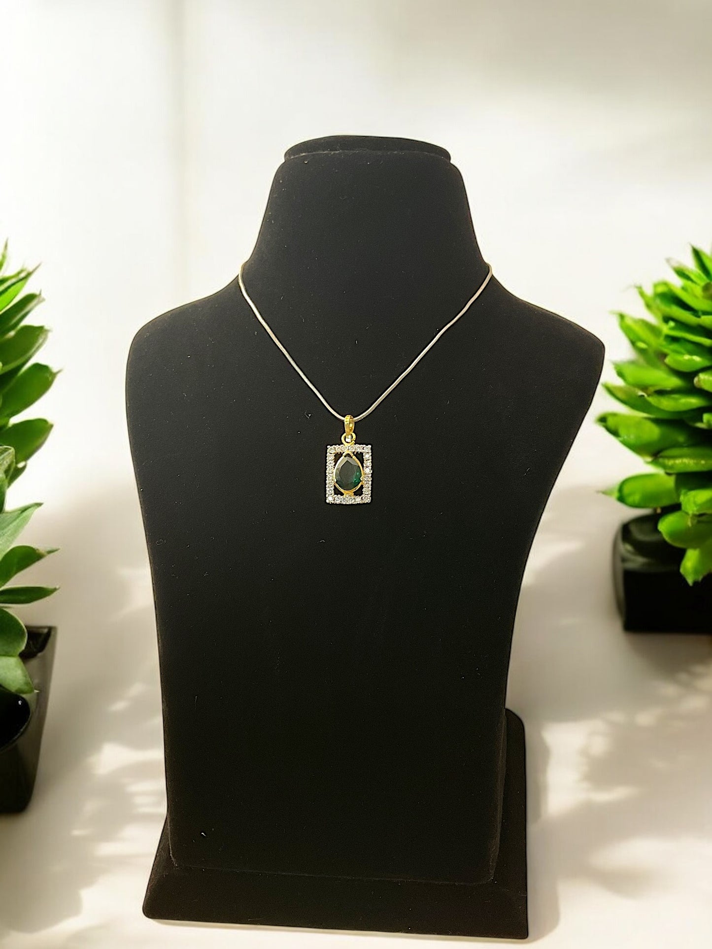 Suhana DC Pendent Set