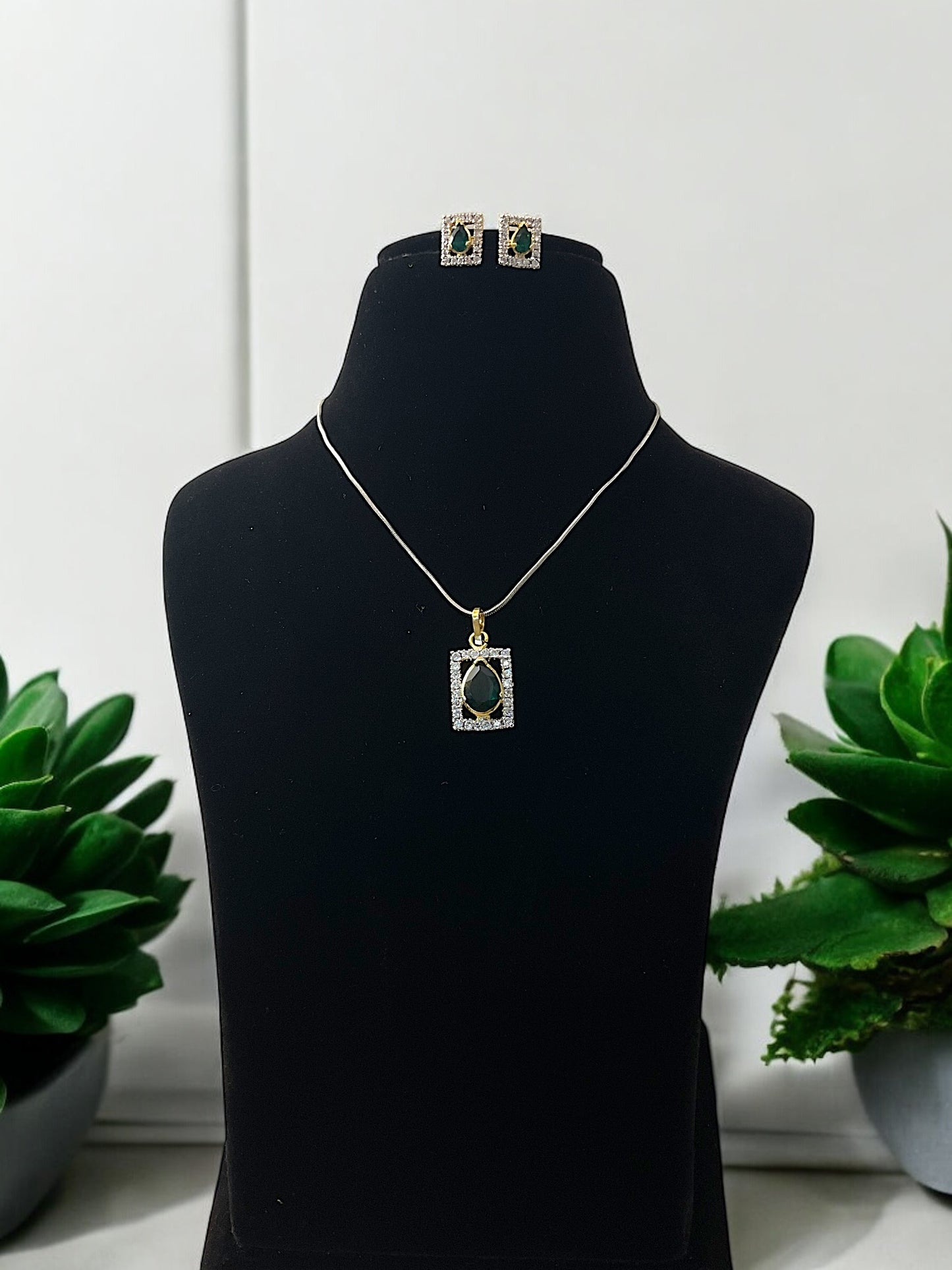 Suhana DC Pendent Set