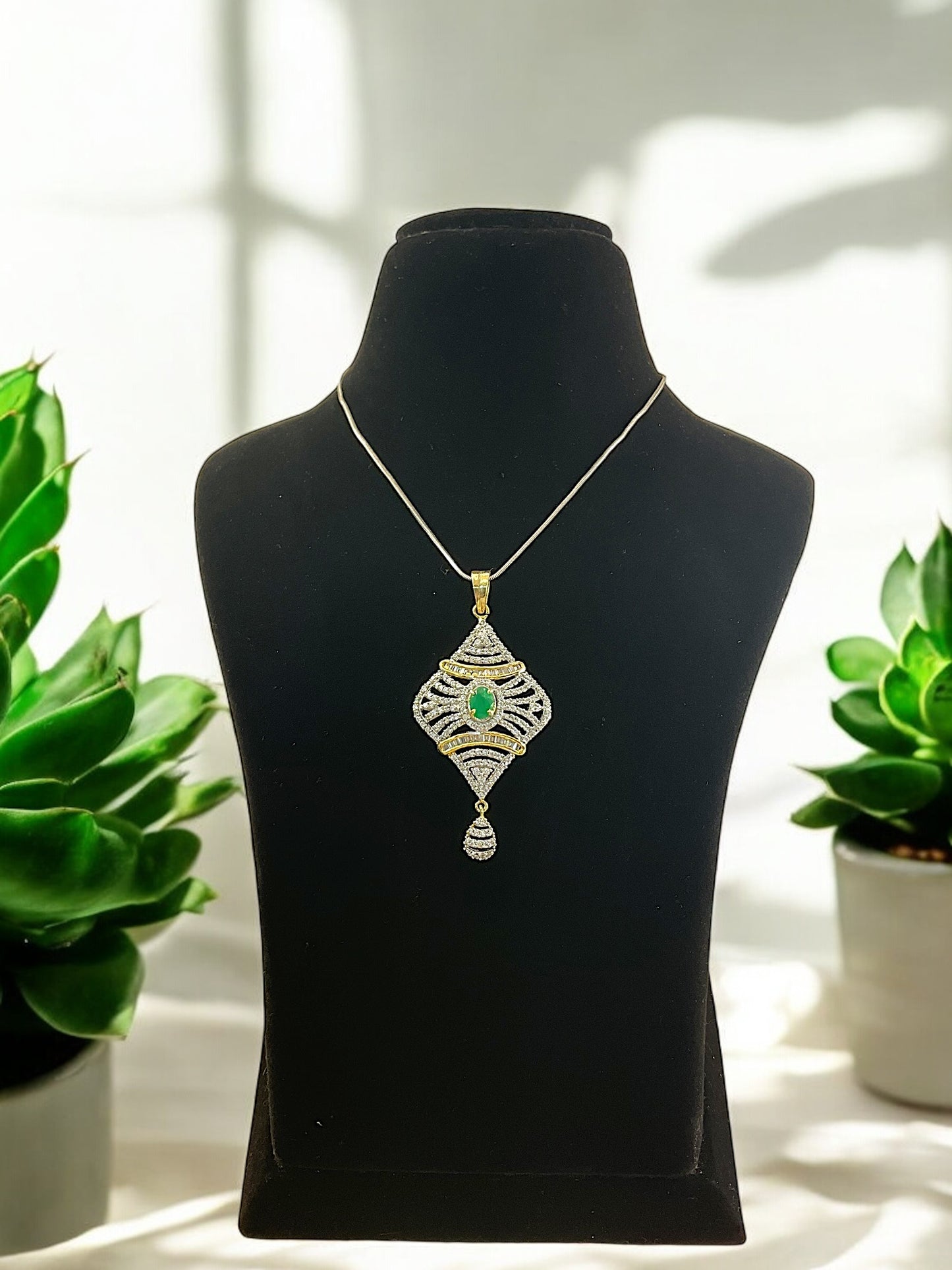 Gurleen DC Pendent Set