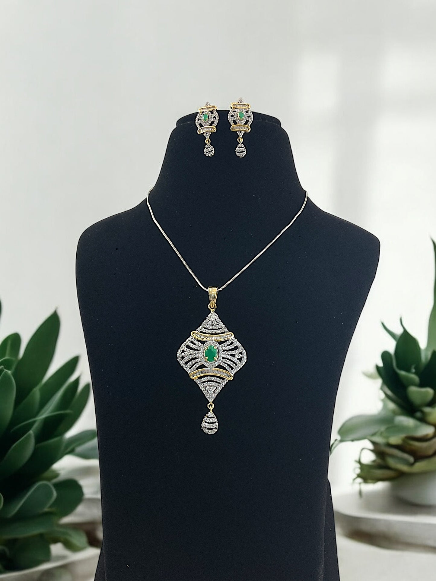 Gurleen DC Pendent Set