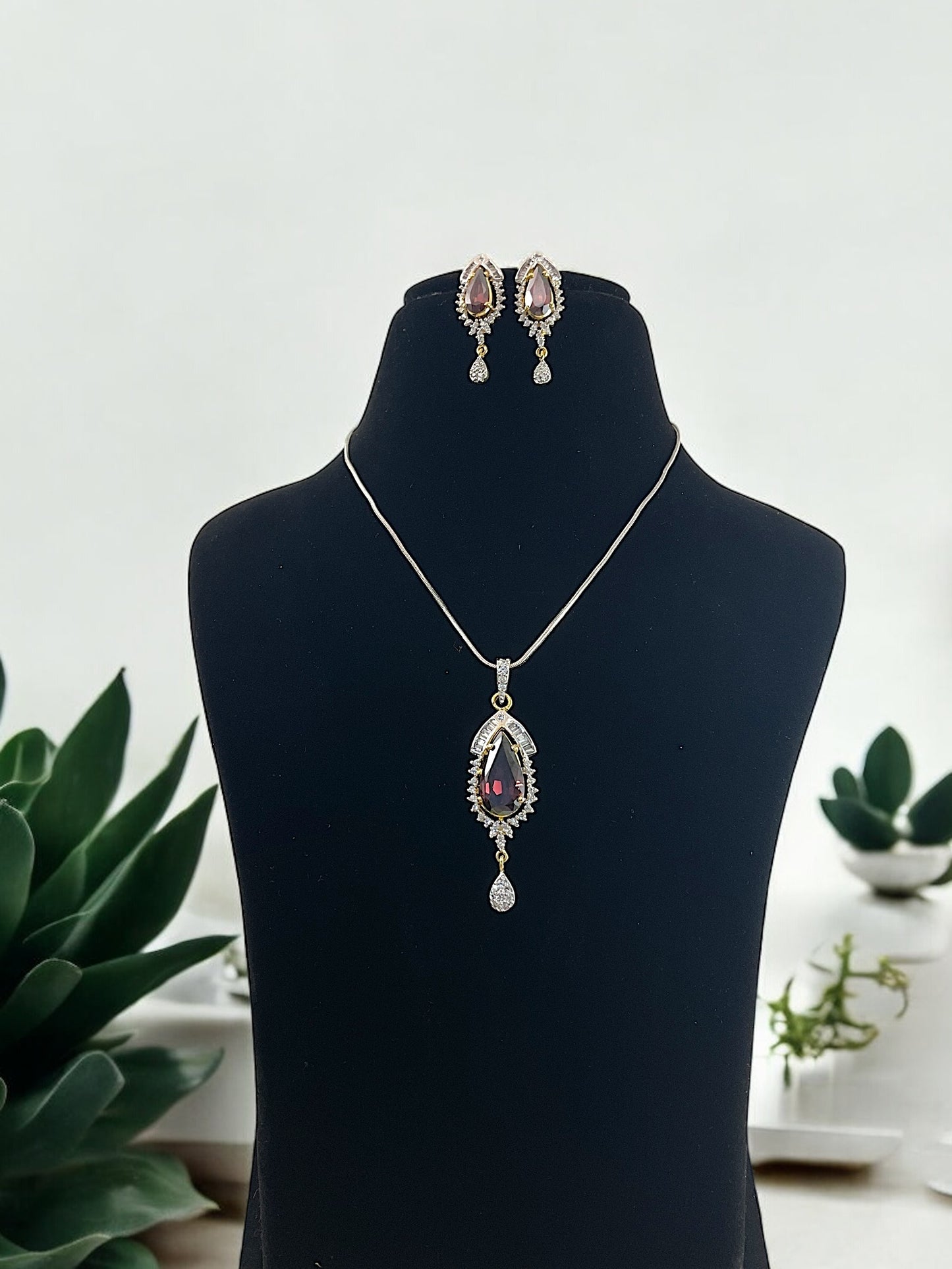Simran DC Pendent Set