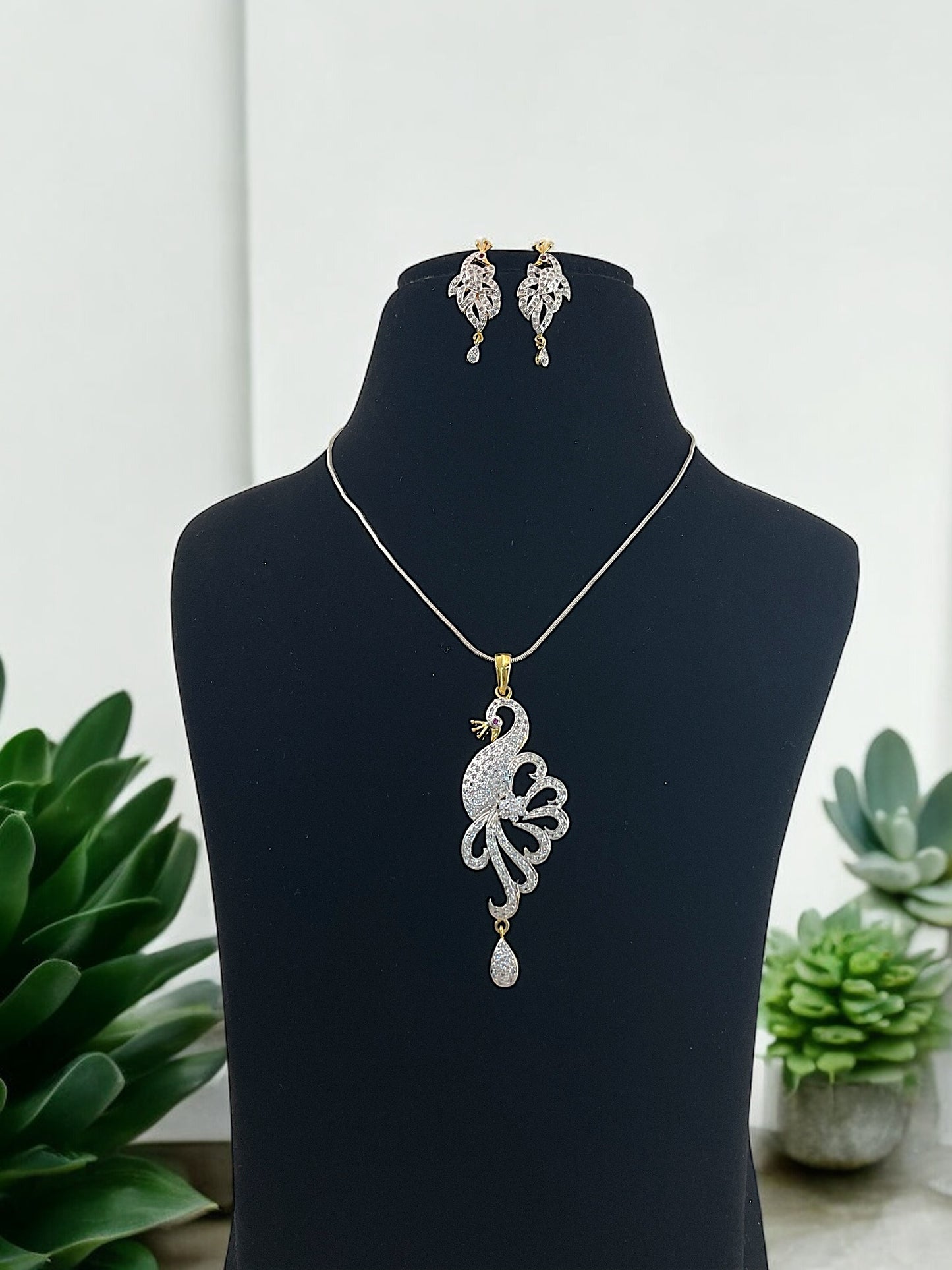Jasleen DC Pendent Set