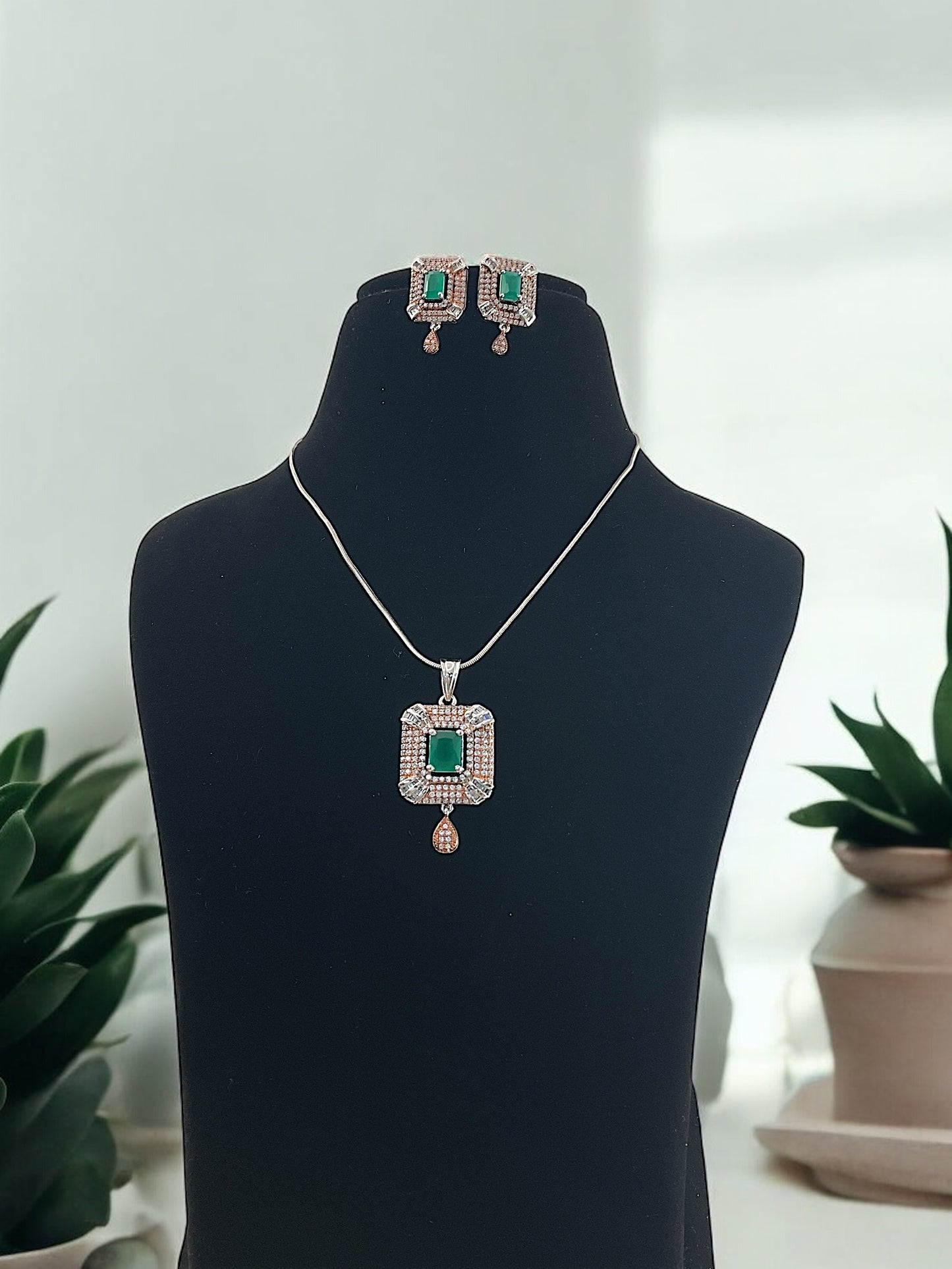 Kiranpreet DC Pendent Set