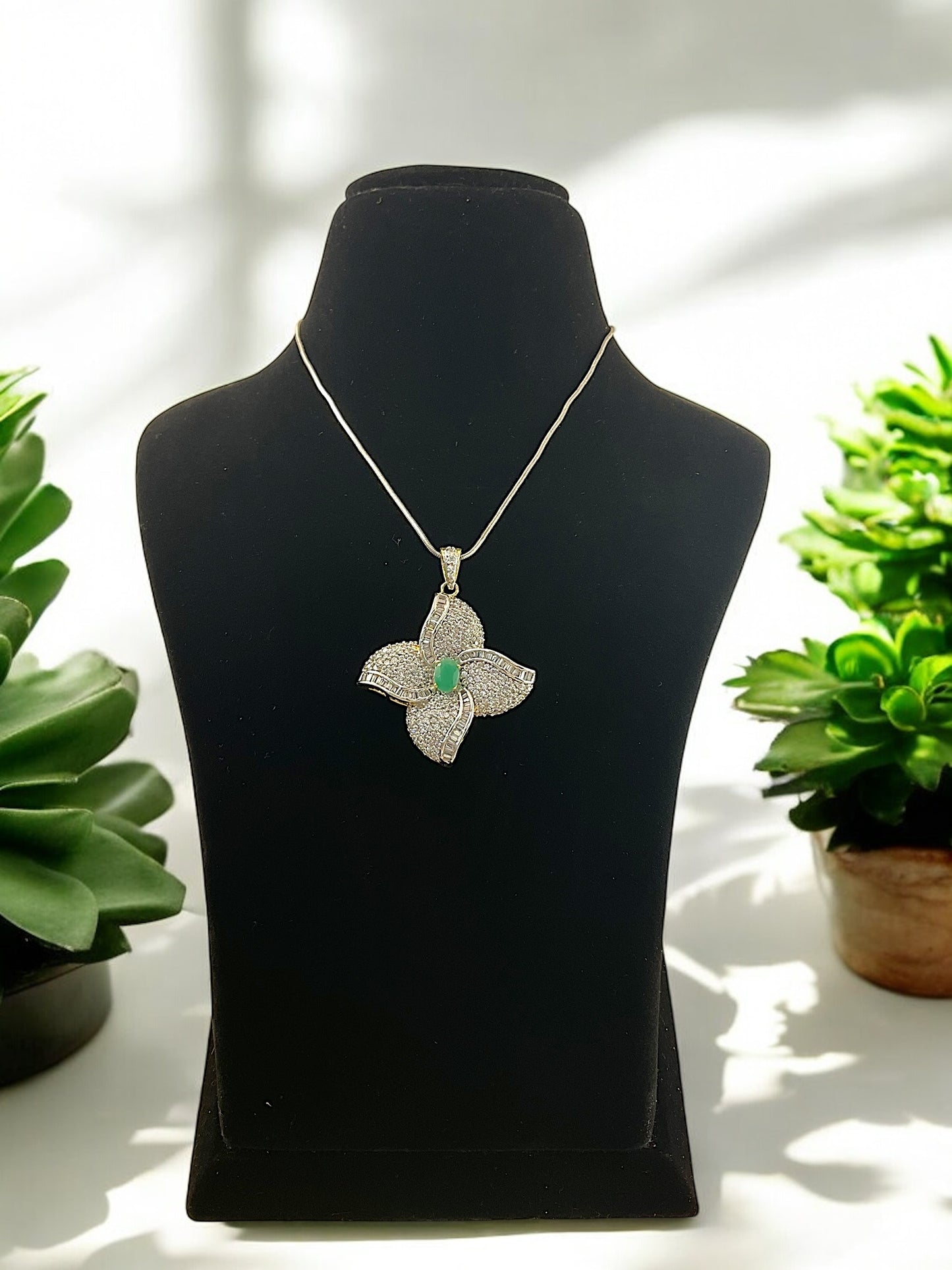 Mannat DC Pendent Set