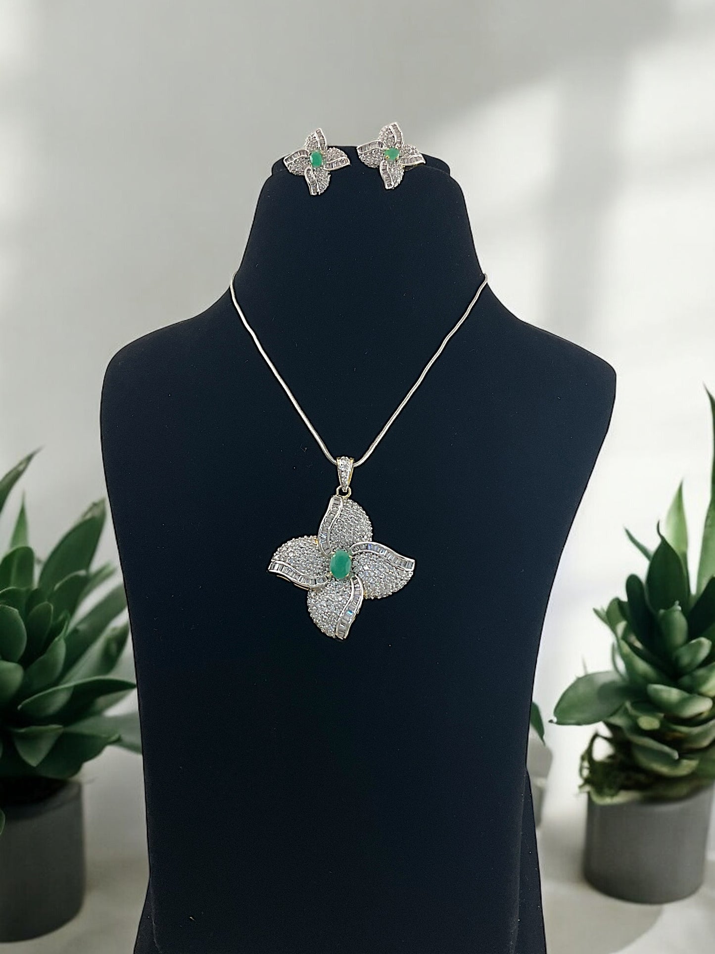 Mannat DC Pendent Set