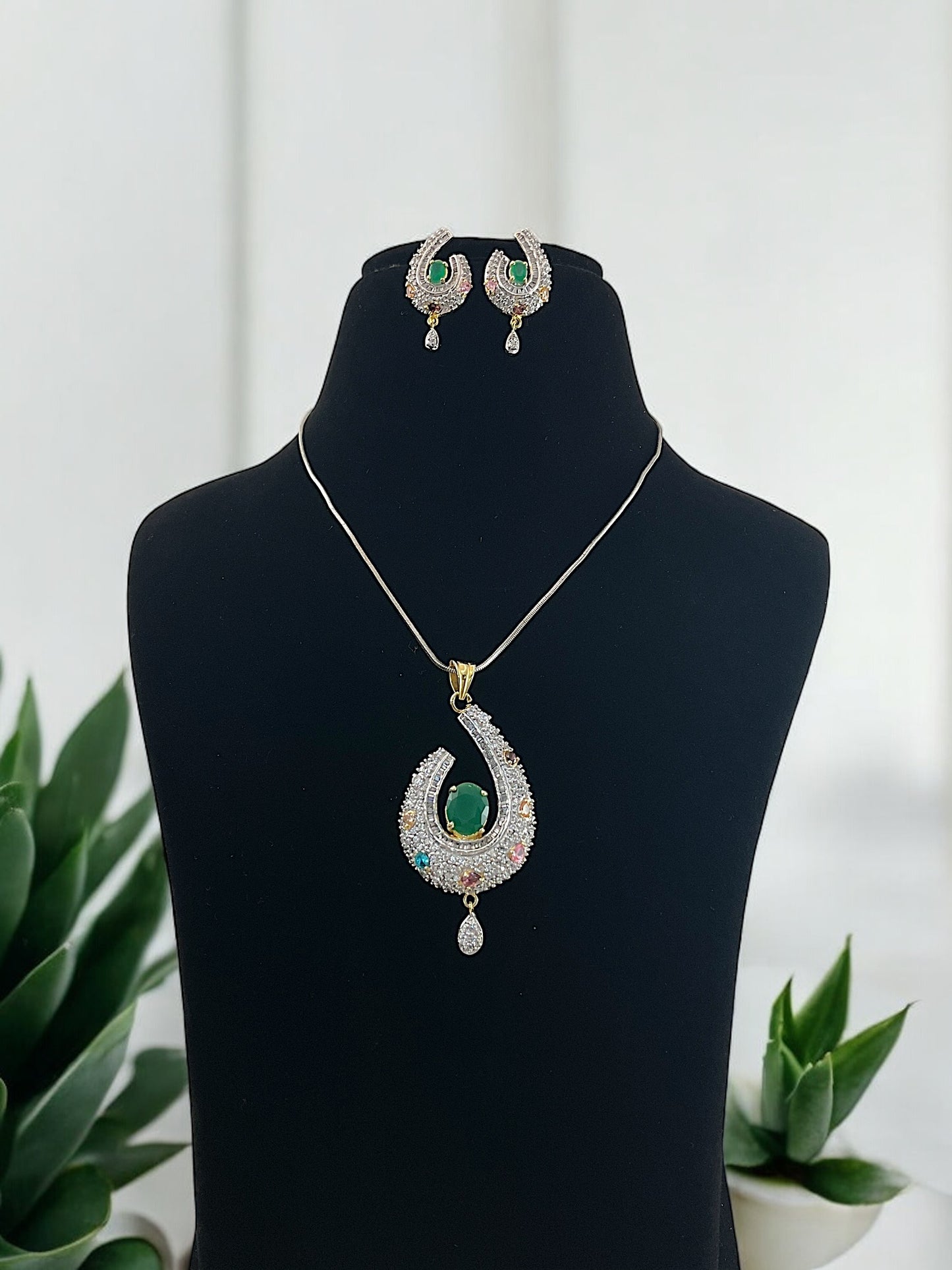 Amrit DC Pendent Set