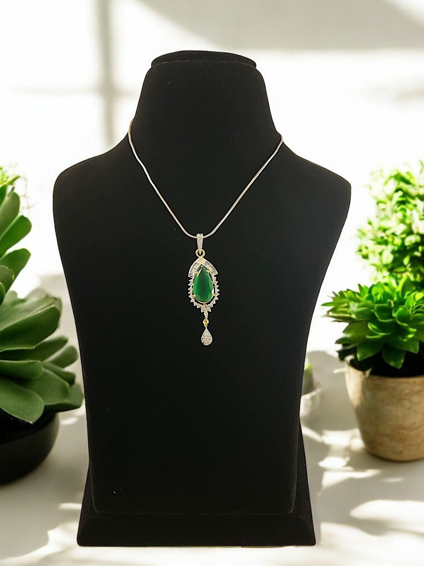 Harnoor DC Pendent Set