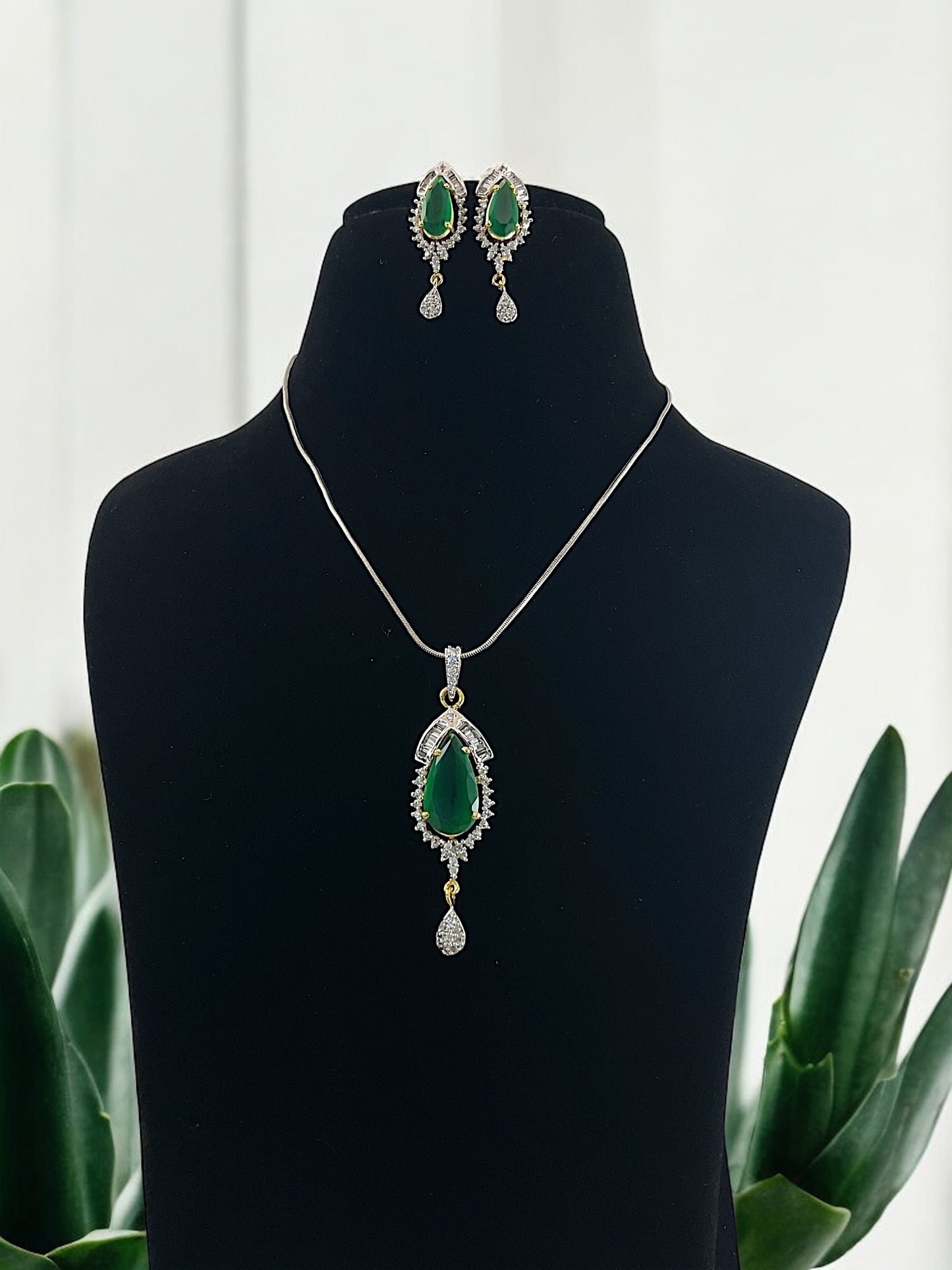 Harnoor DC Pendent Set