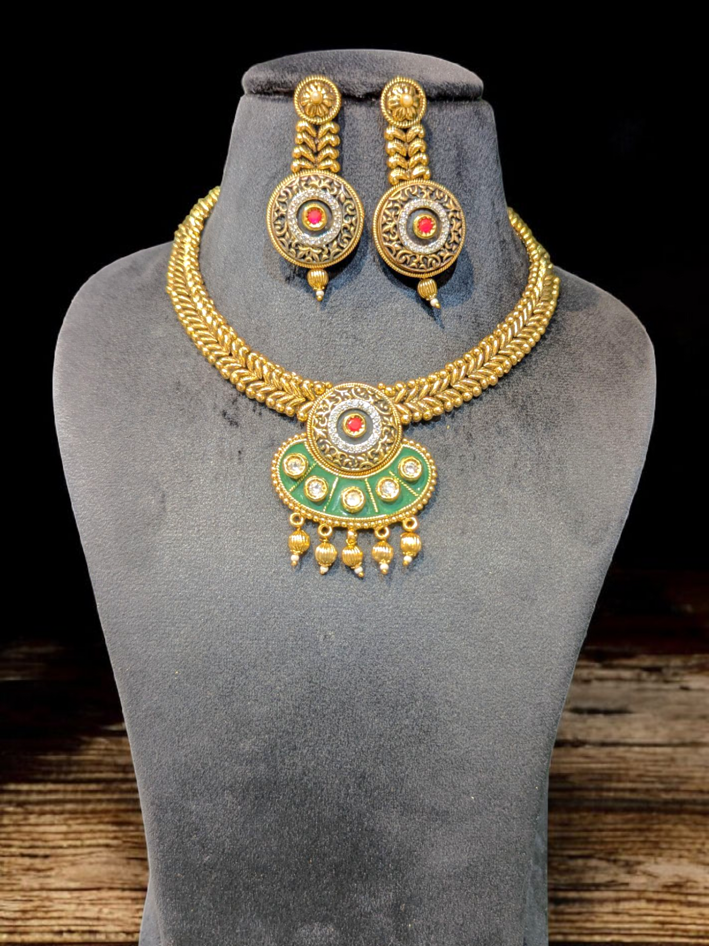 Anvika Polki Necklace Set