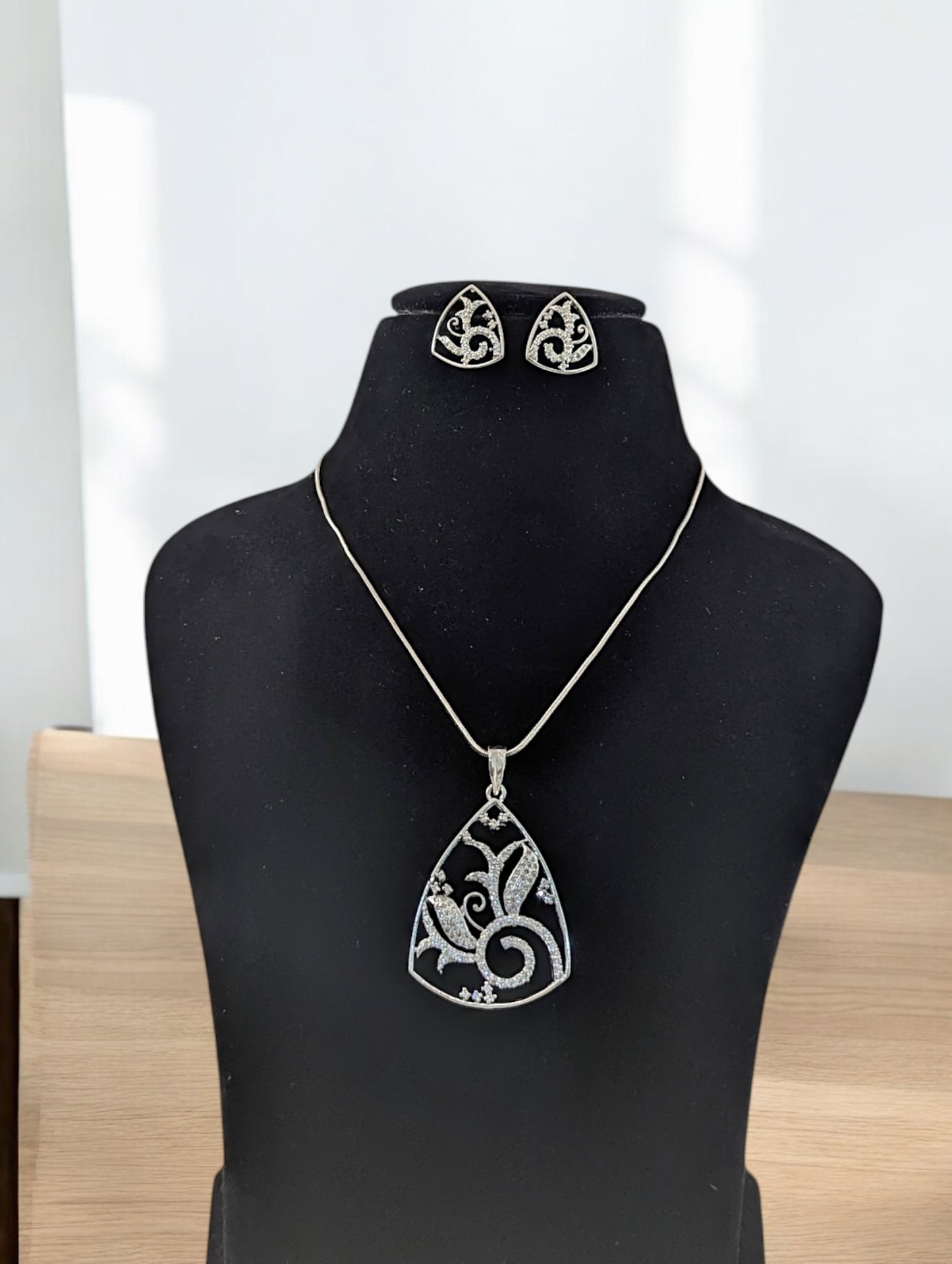 Shikha DC Pendent Set