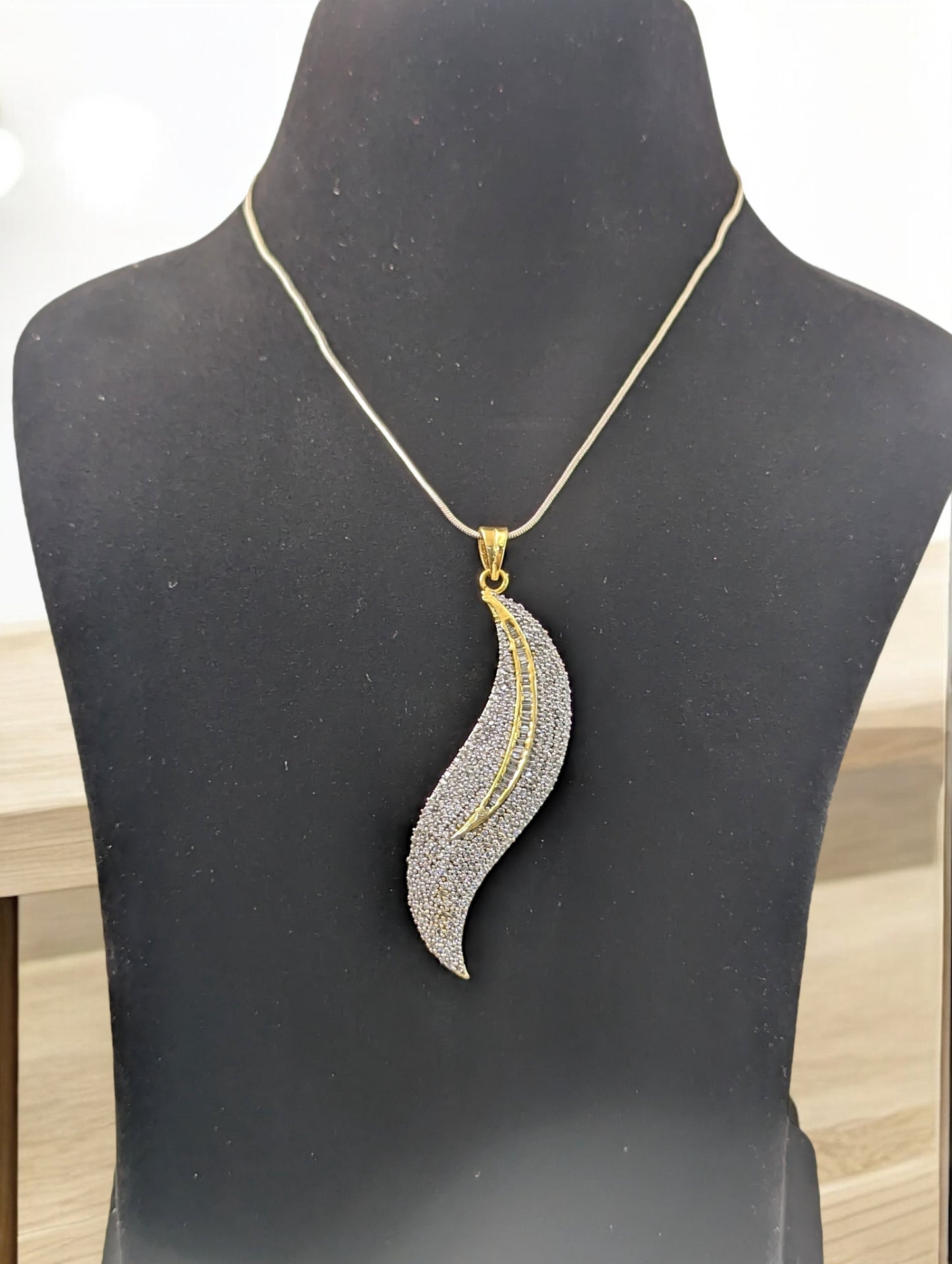 Anushka DC Pendent Set