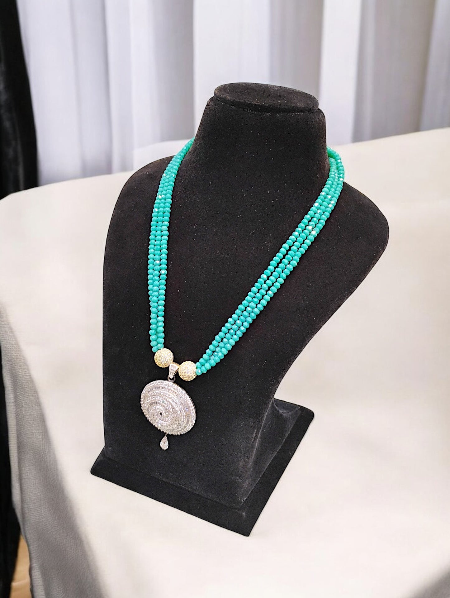 Anvika Zircon Pendent Set