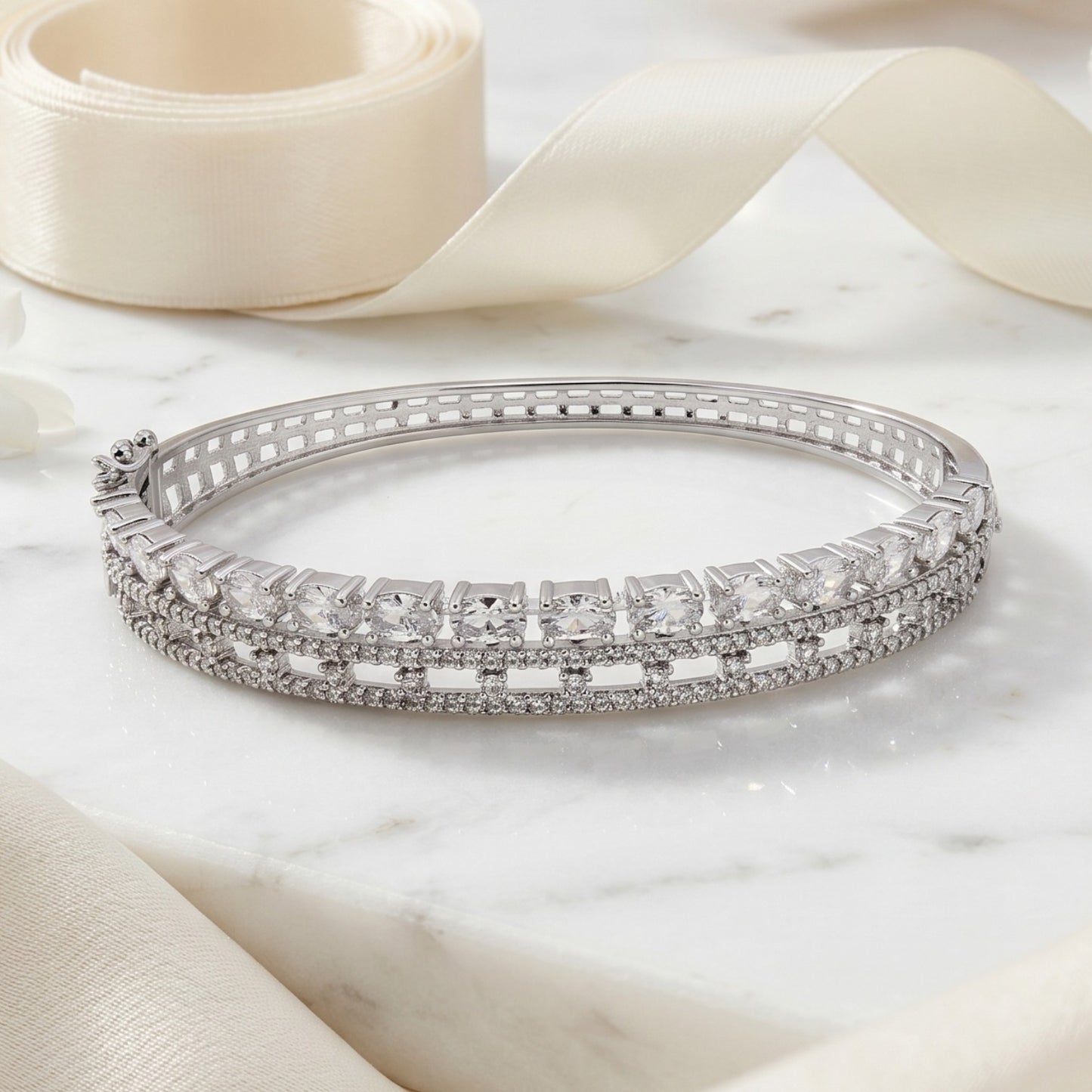 DC Bracelet - E00BQ8